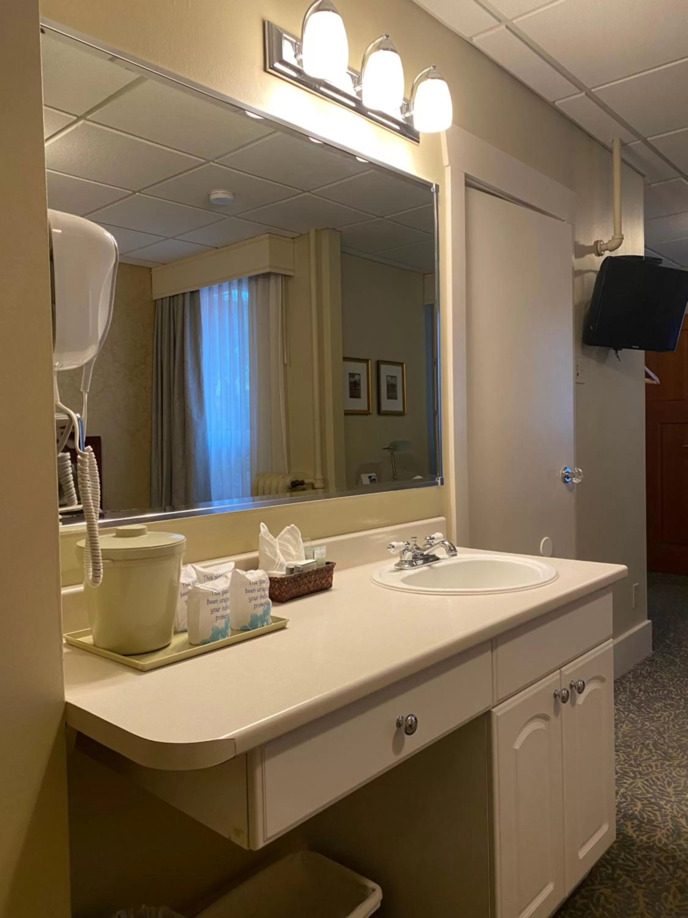 Bedroom in Kingston Hotel