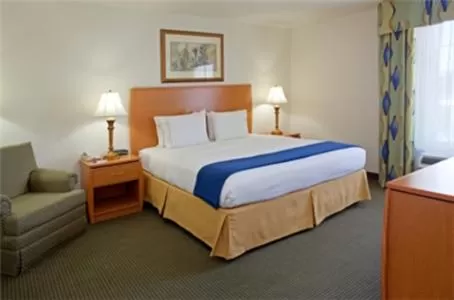 Bed in Holiday Inn Express Hotel & Suites Columbus by IHG