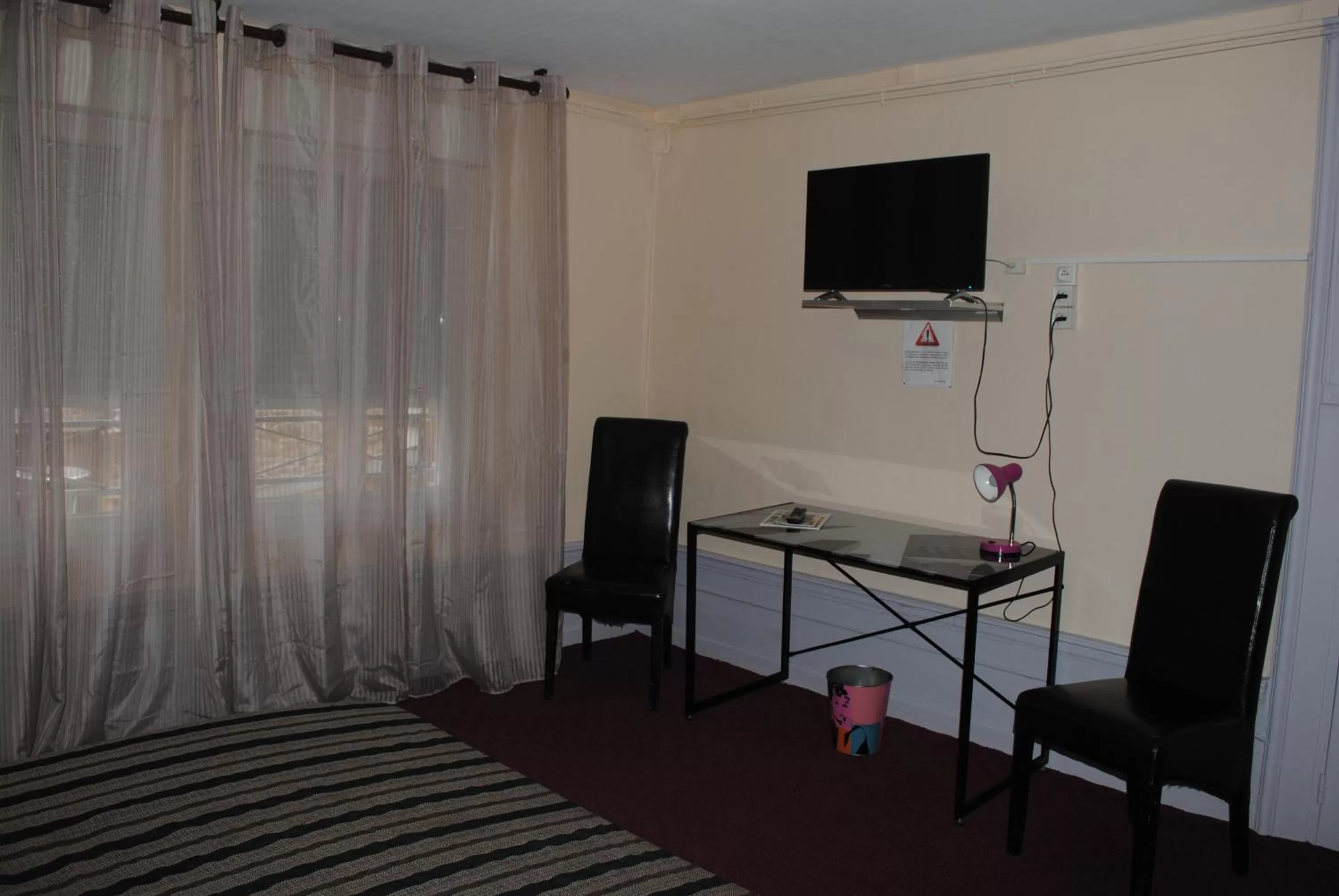 TV/Entertainment Center in Taverne de la paix