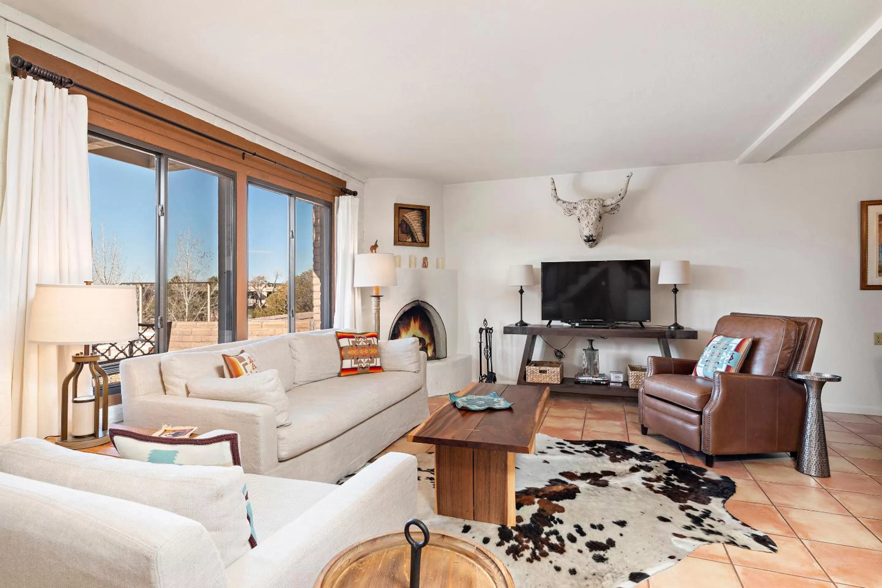 TV and multimedia in Fort Marcy Suites by All Seasons Resort Lodging