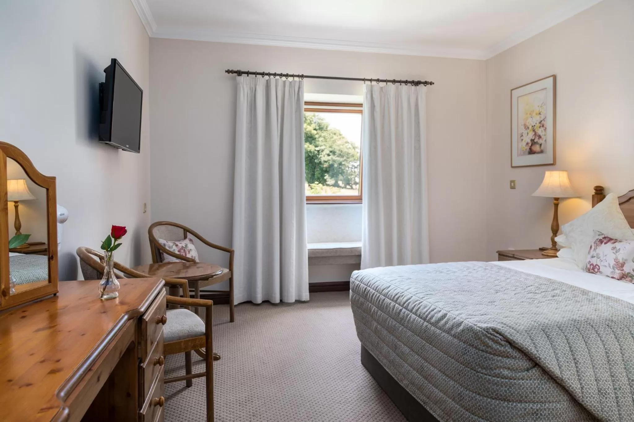 Photo of the whole room, Bed in Kathleens Country House