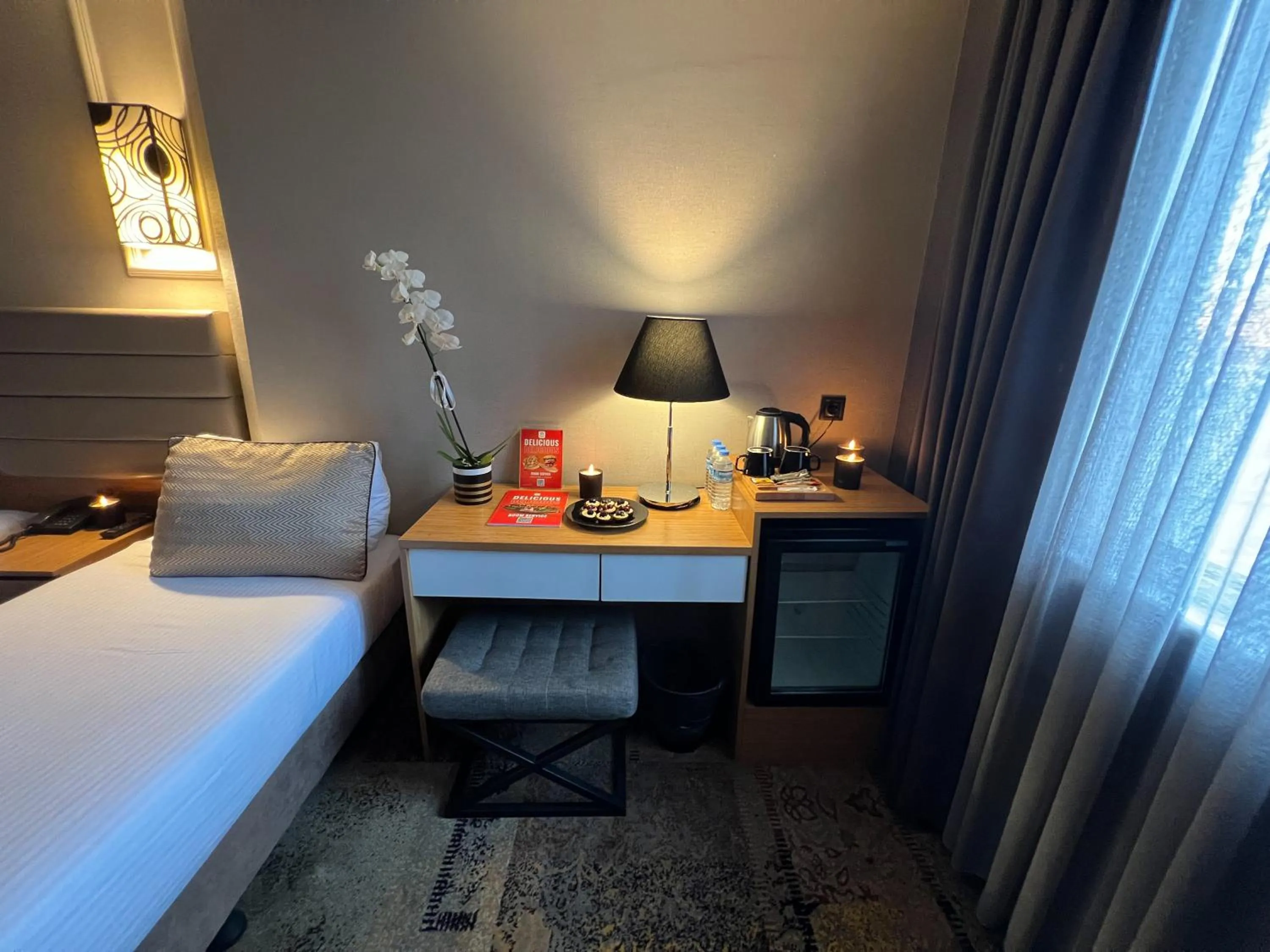 Coffee/tea facilities, Bed in All Seasons Hotel