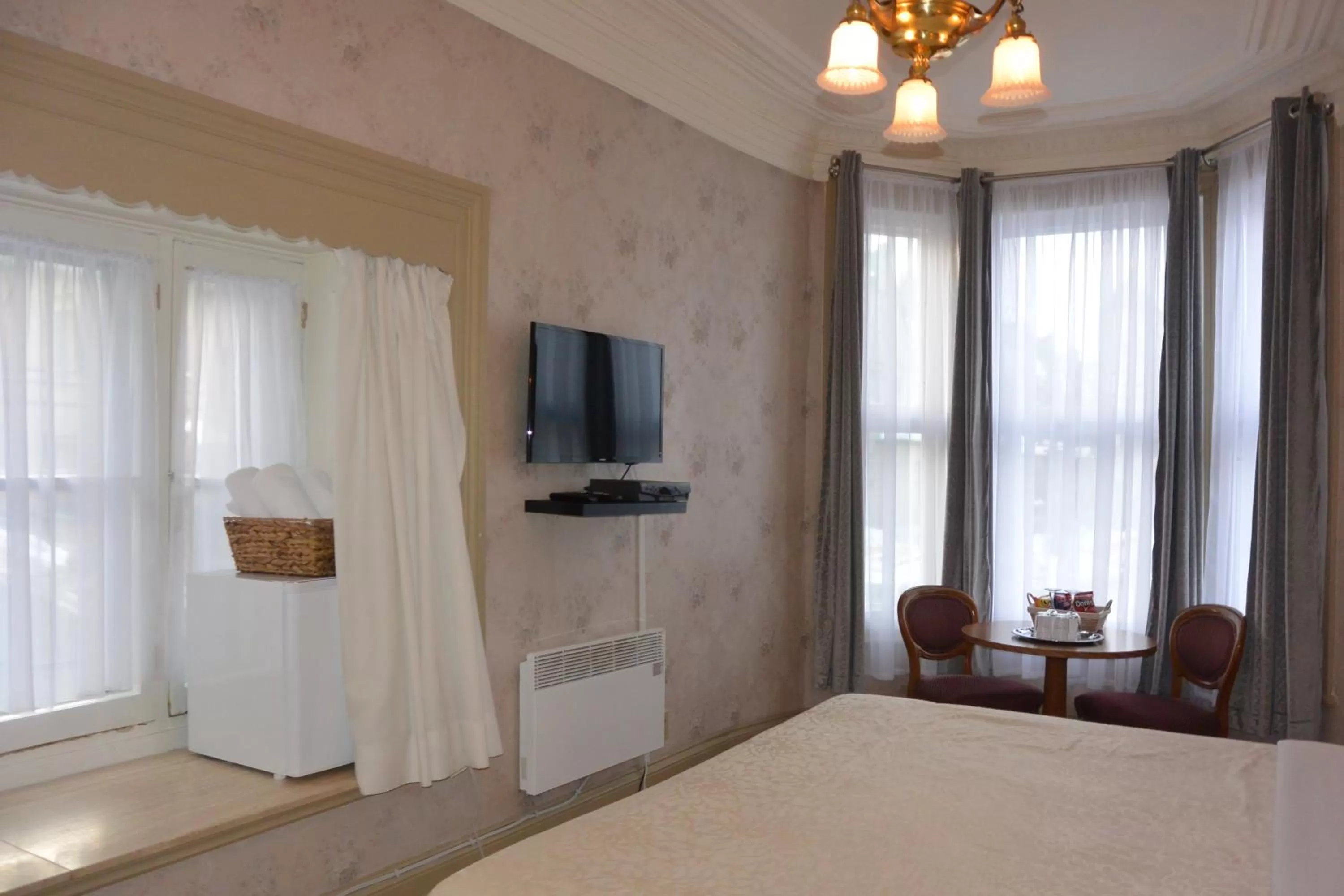 Photo of the whole room, Bed in Manoir Sainte Genevieve