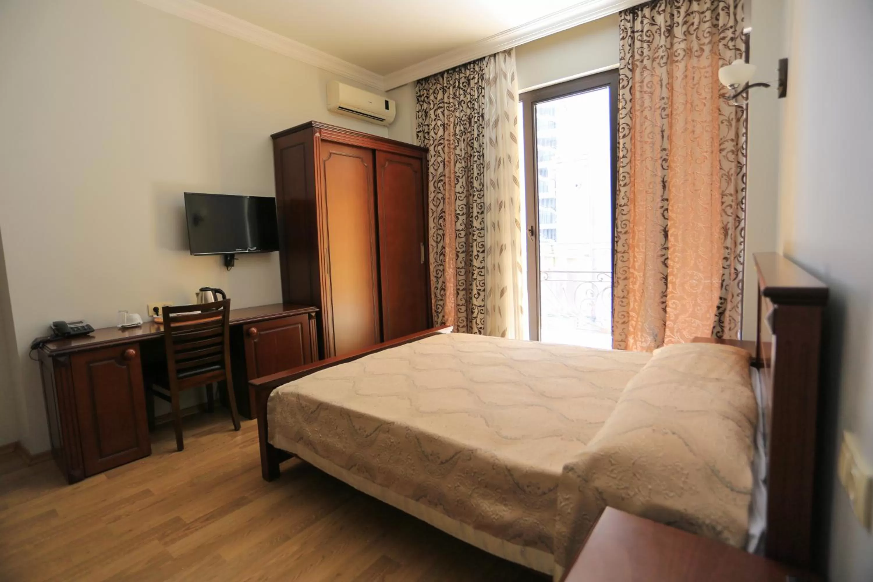 Bedroom, Bed in Eiffel Hotel