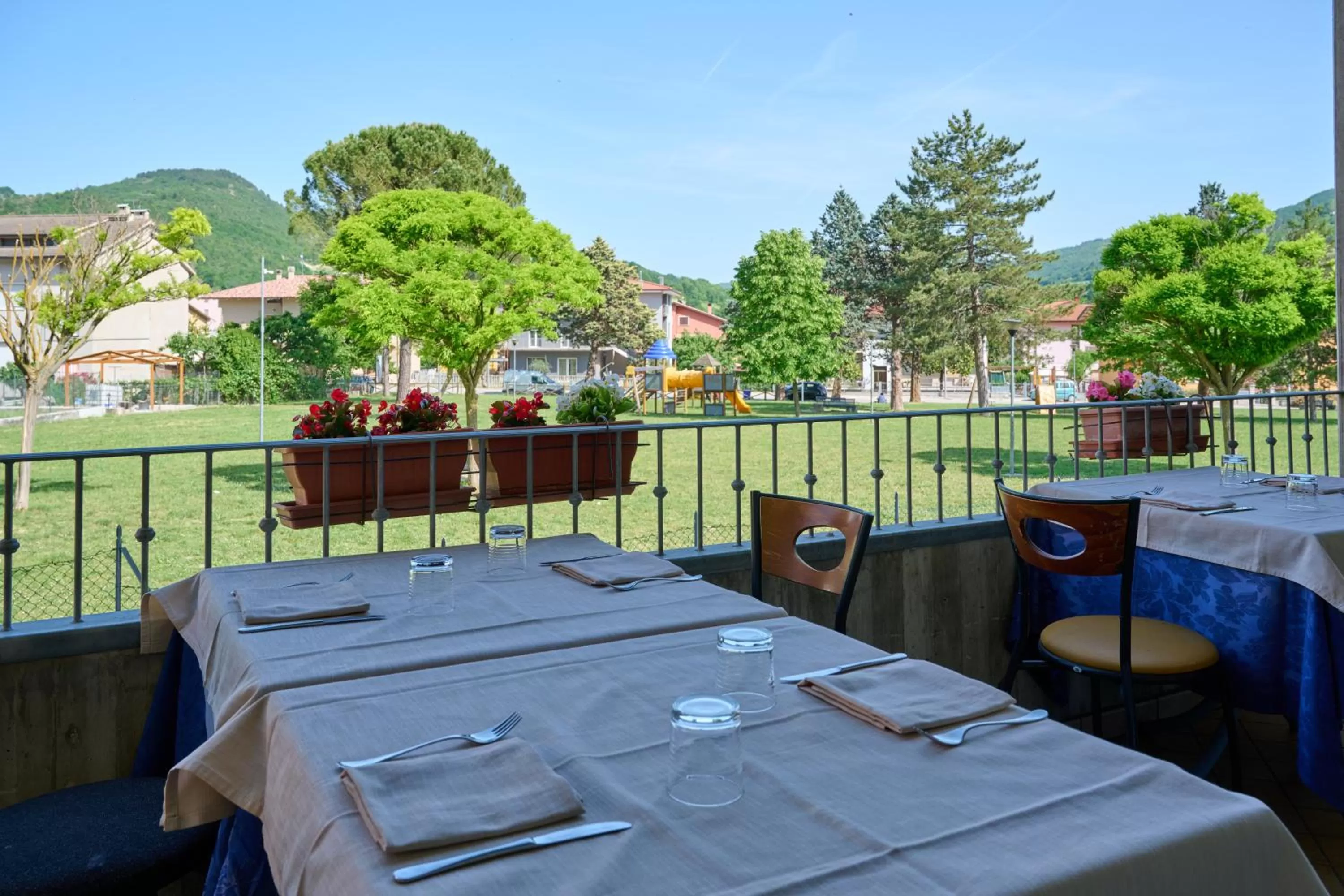 Restaurant/places to eat in Albergo Shine