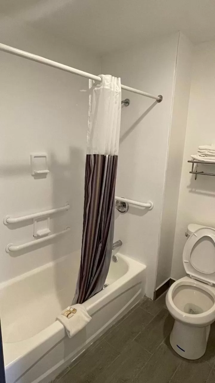 Bath in La Quinta Inn and Suites by Wyndham Cincinnati North