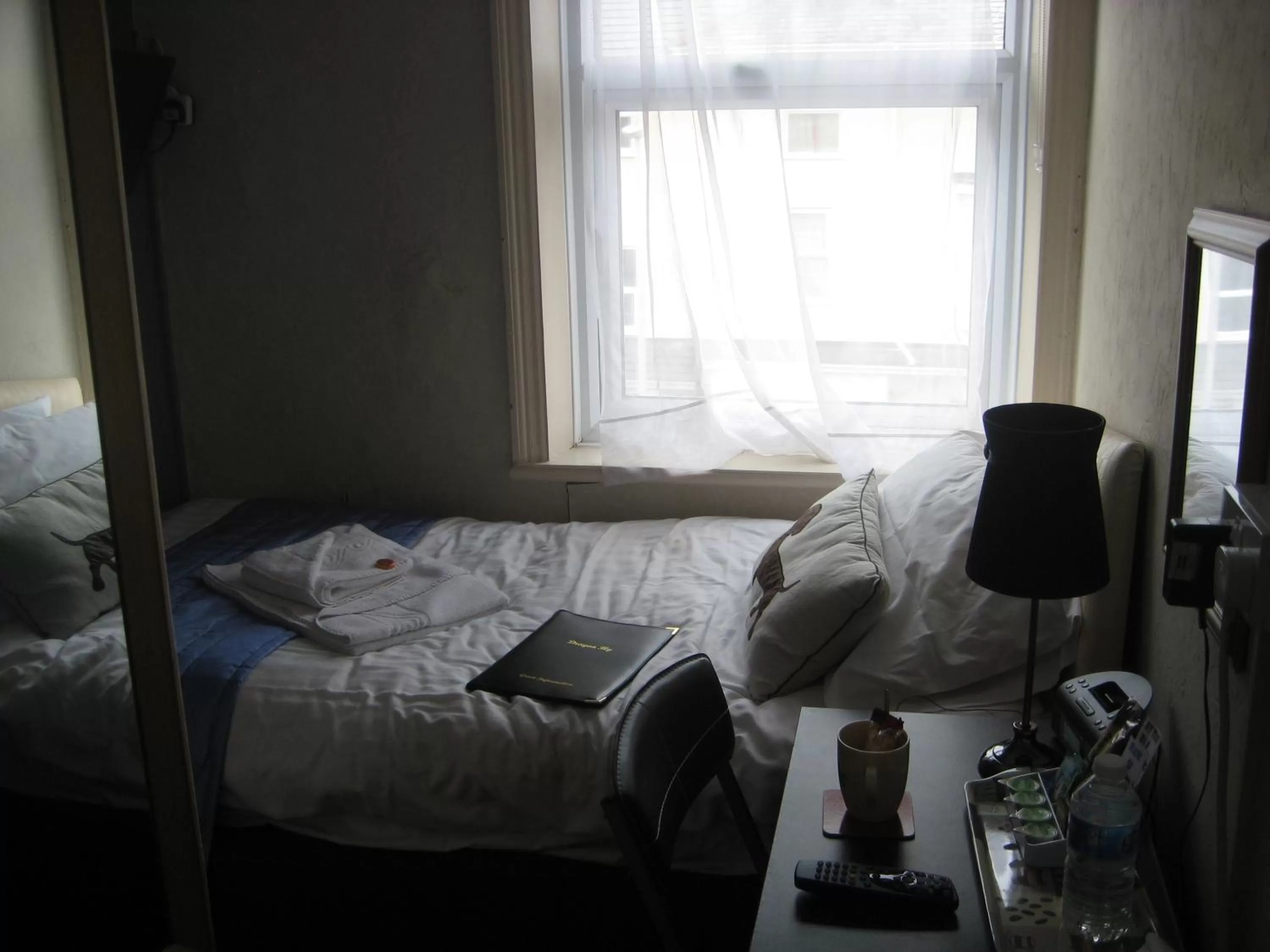 Bedroom, Bed in The Dragonfly