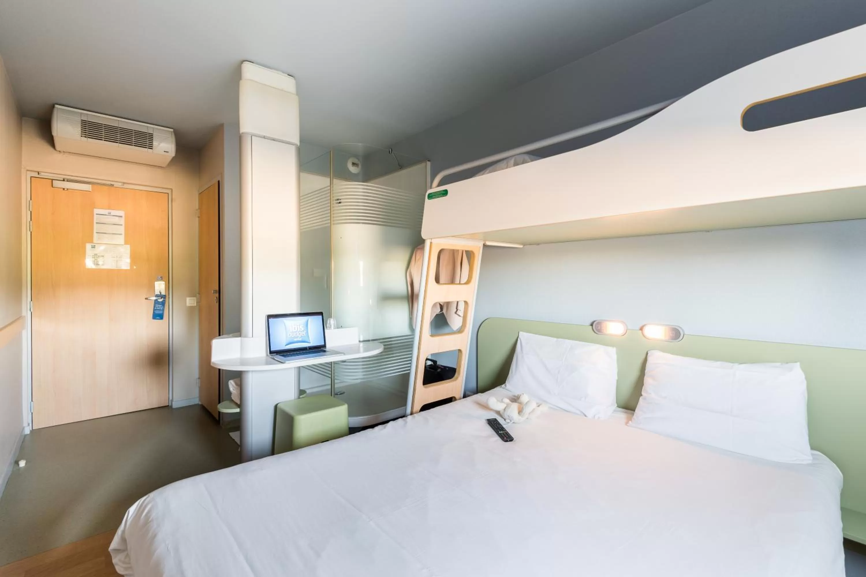 Shower, Bed in ibis budget Amberieu en Bugey/Chateau Gaillard A42