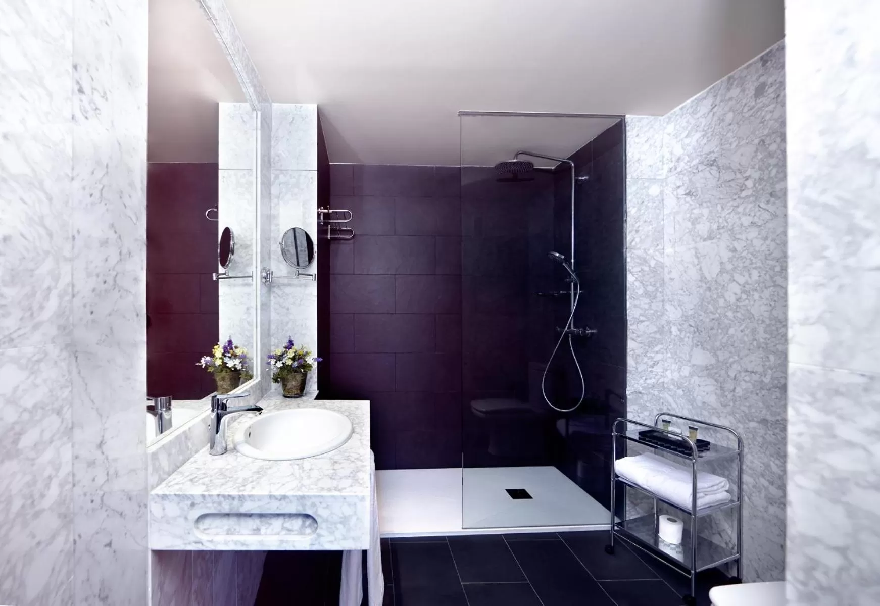 Bathroom in Barceló León Conde Luna