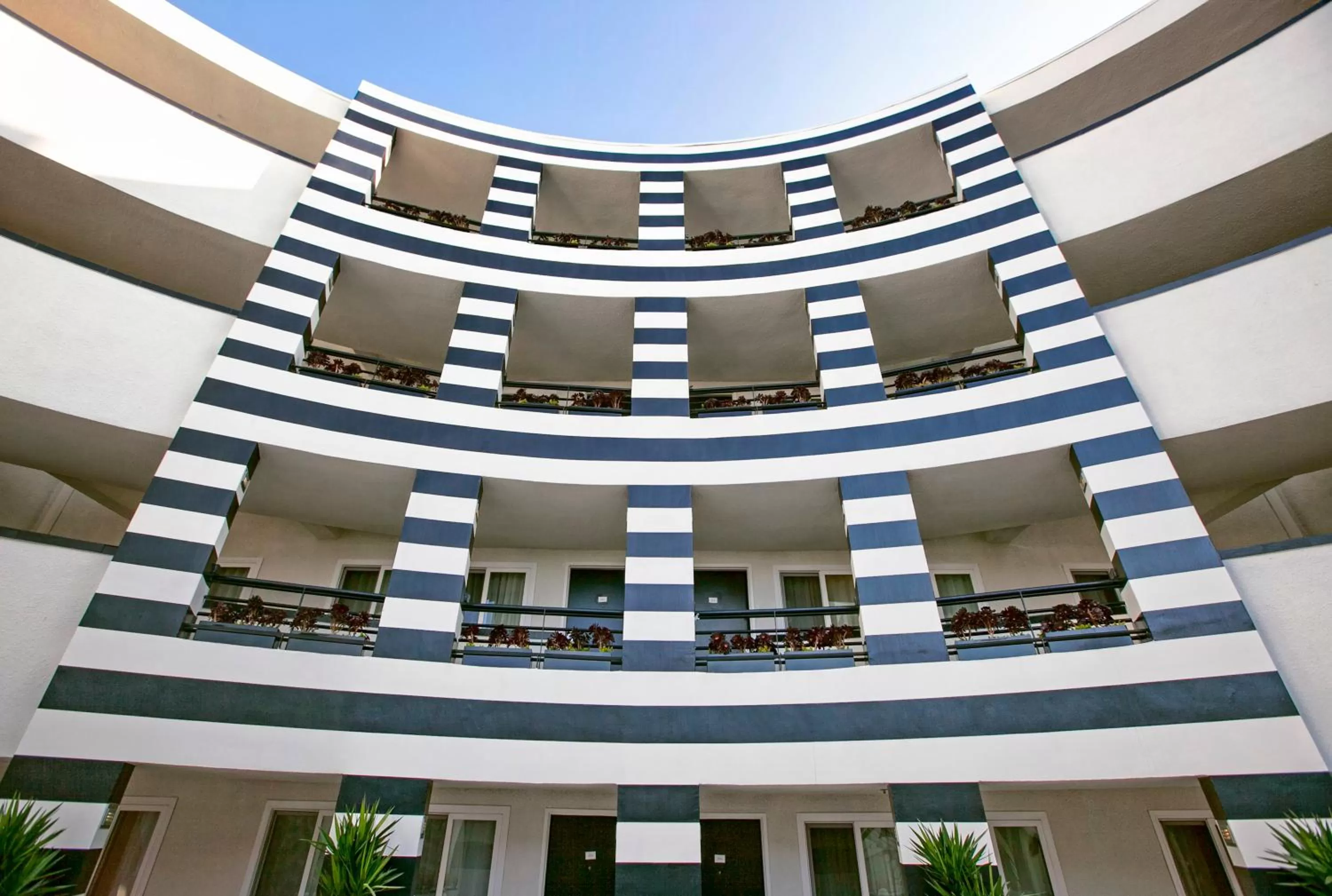 Inner courtyard view in Carlyle Inn