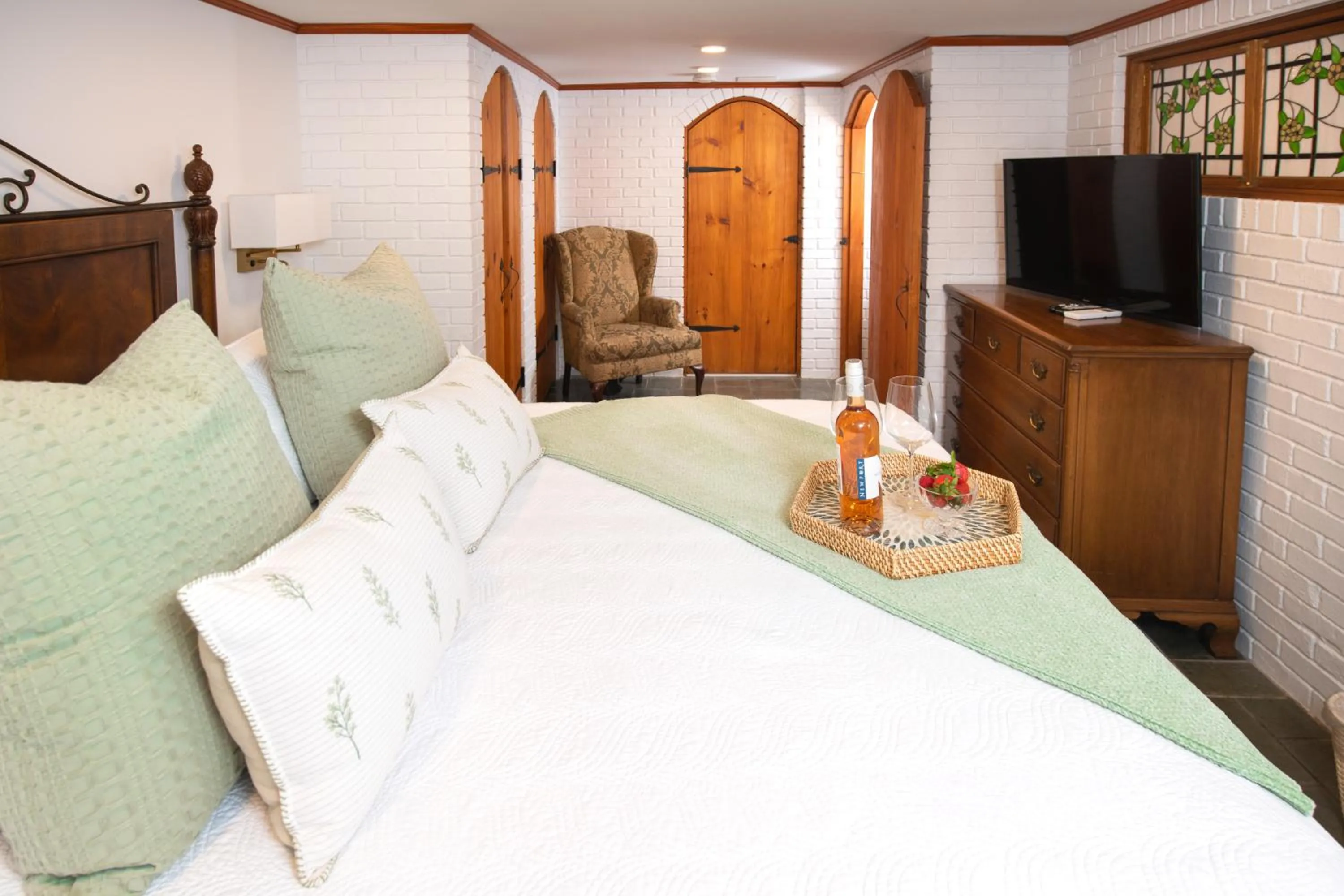 Bed in America's Cup Inn Newport