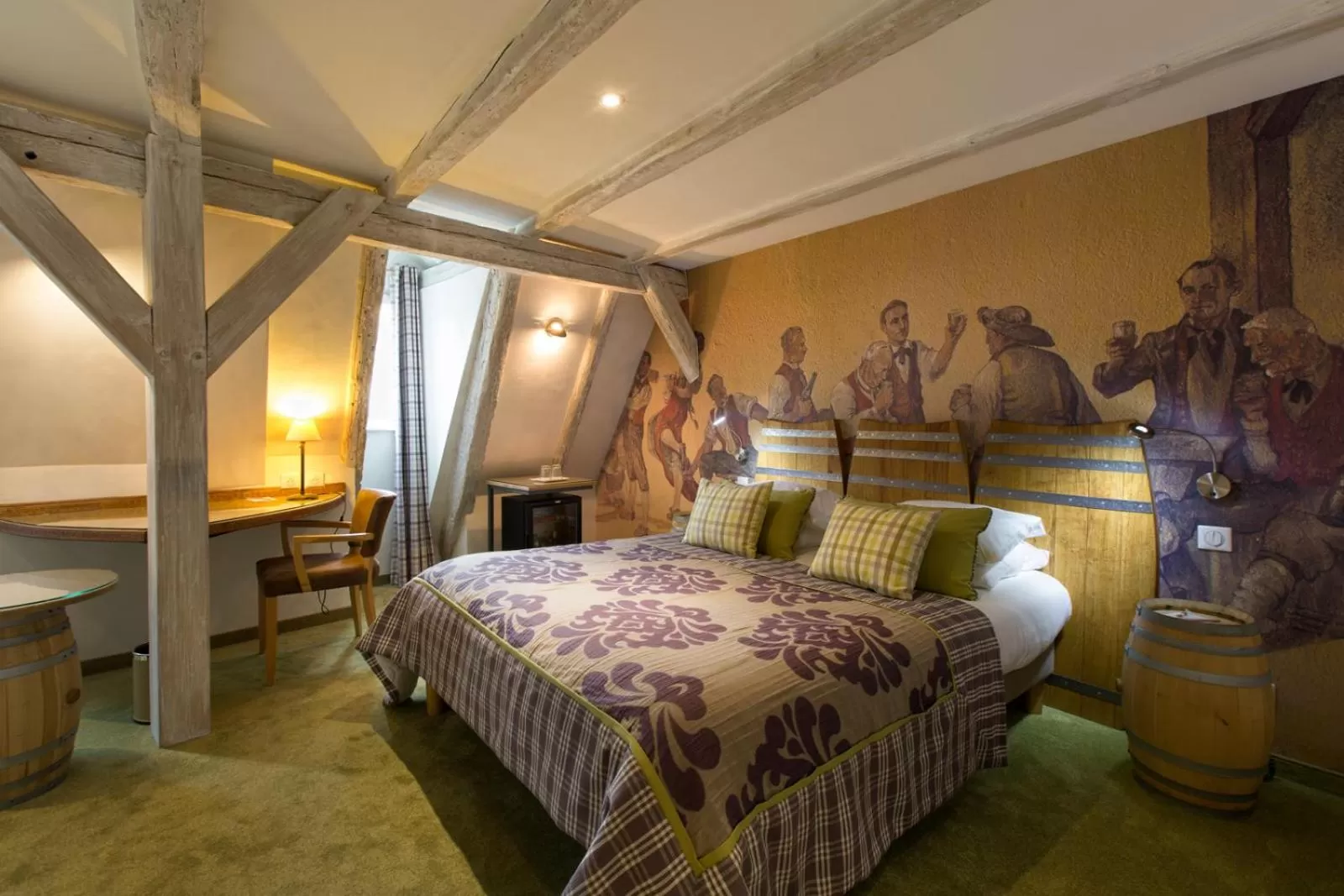 Hot Tub, Bed in Hotel Beaucour