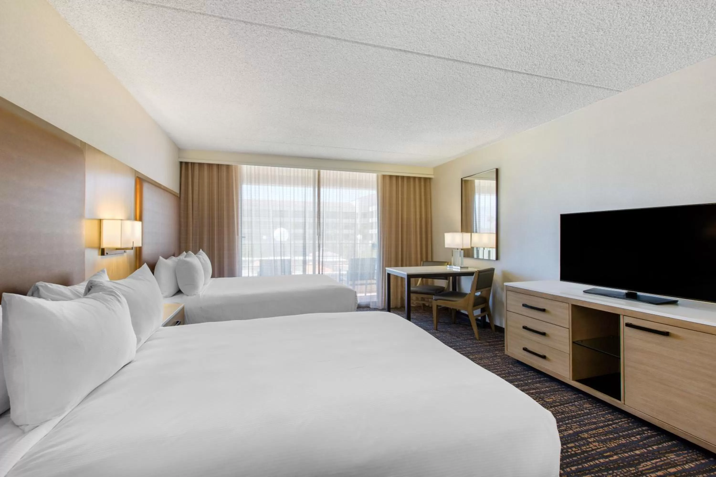 Bed in DoubleTree by Hilton Golf Resort Palm Springs