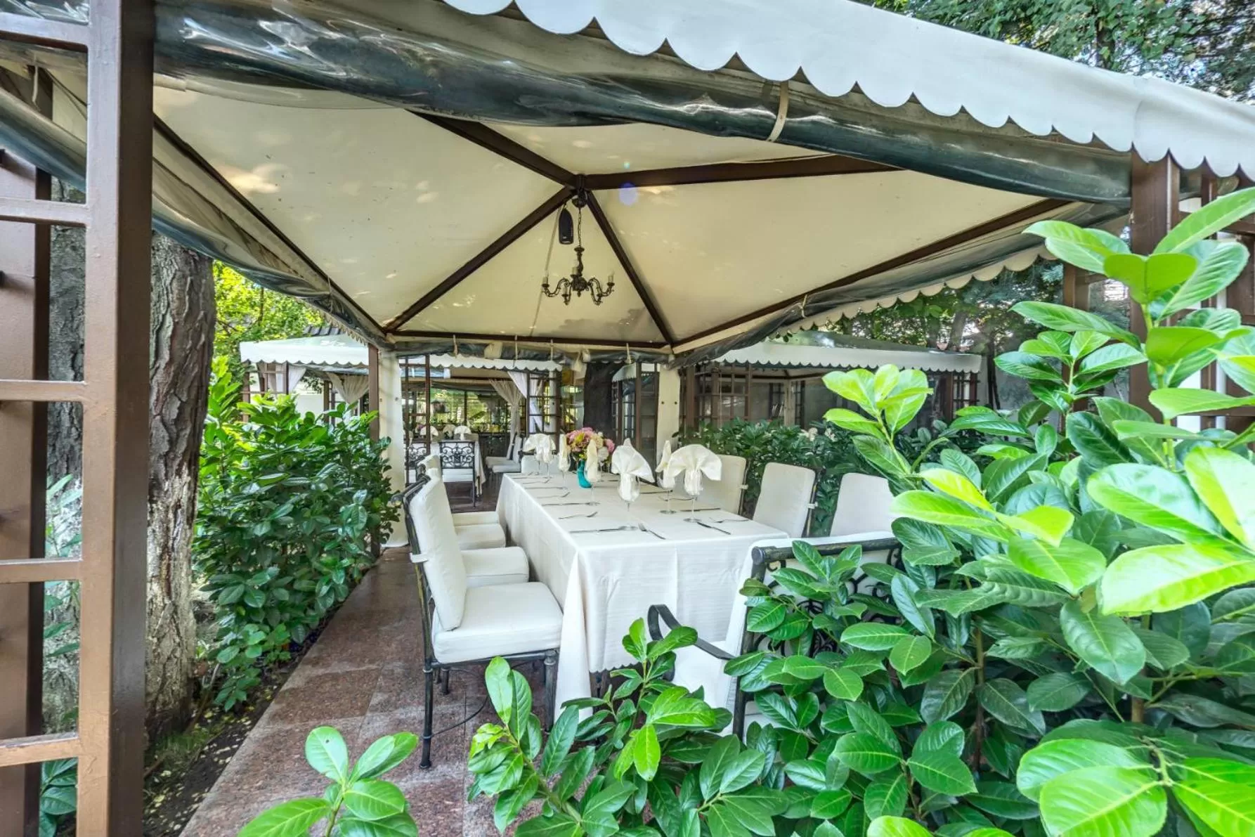 Restaurant/places to eat in Hotel Montecito