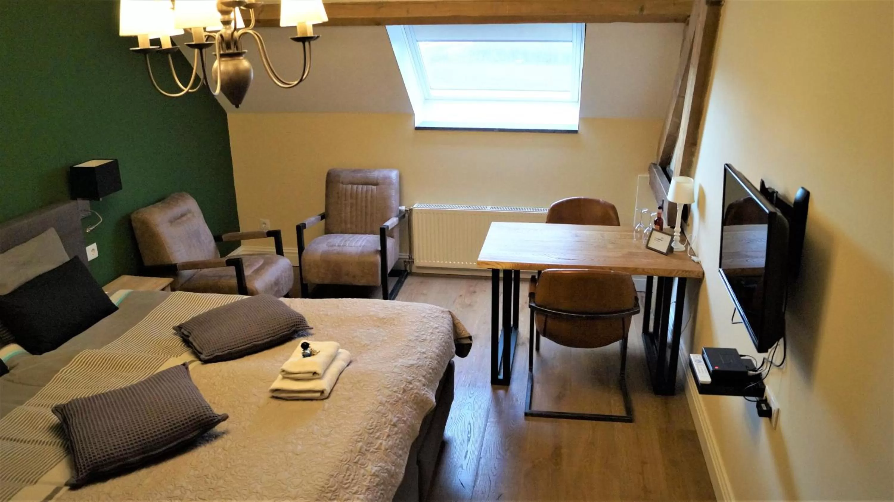 TV and multimedia, Dining Area in B&B Johannes-Hoeve