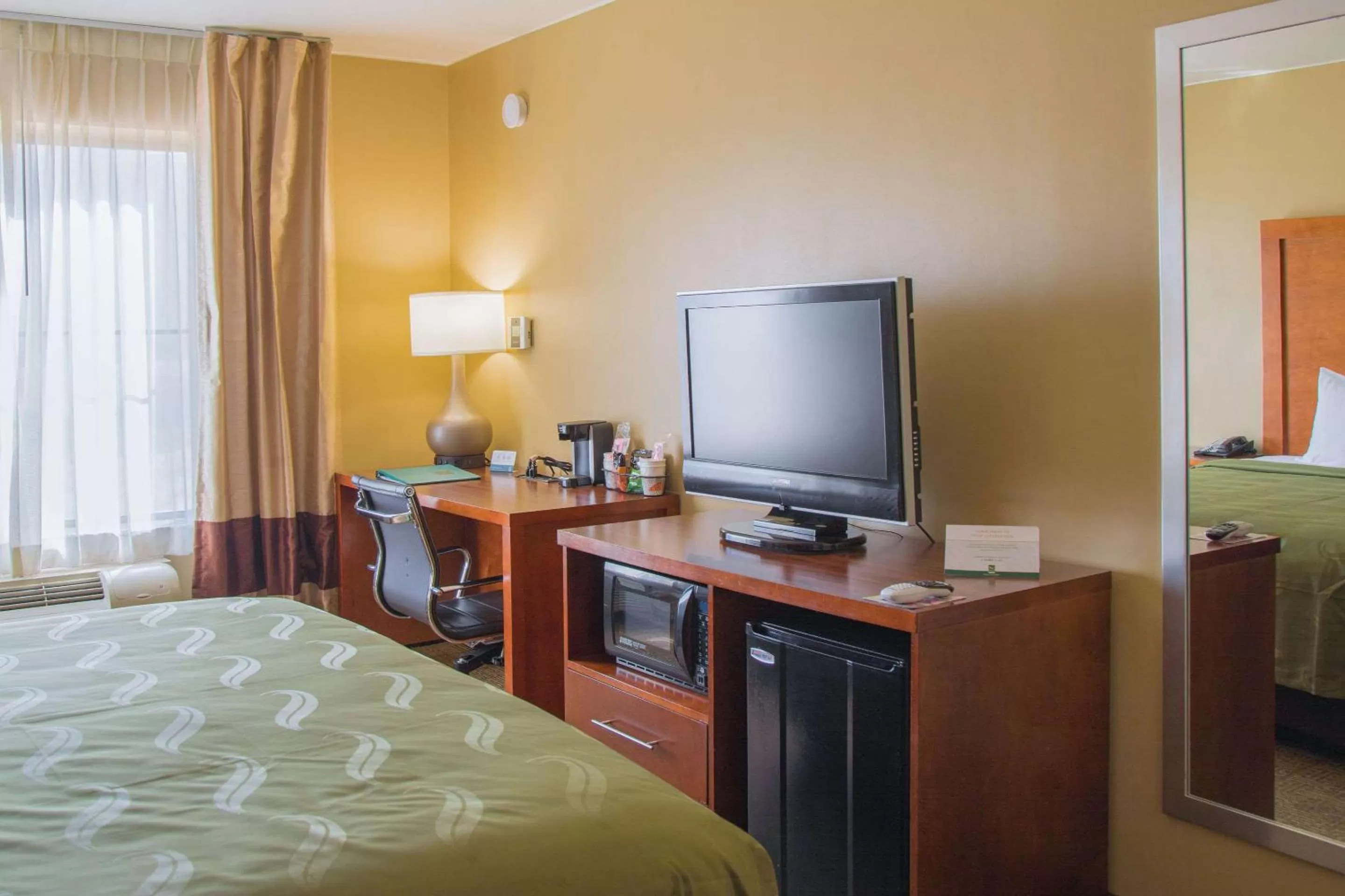 Photo of the whole room, Bed in Quality Inn Merced Gateway to Yosemite