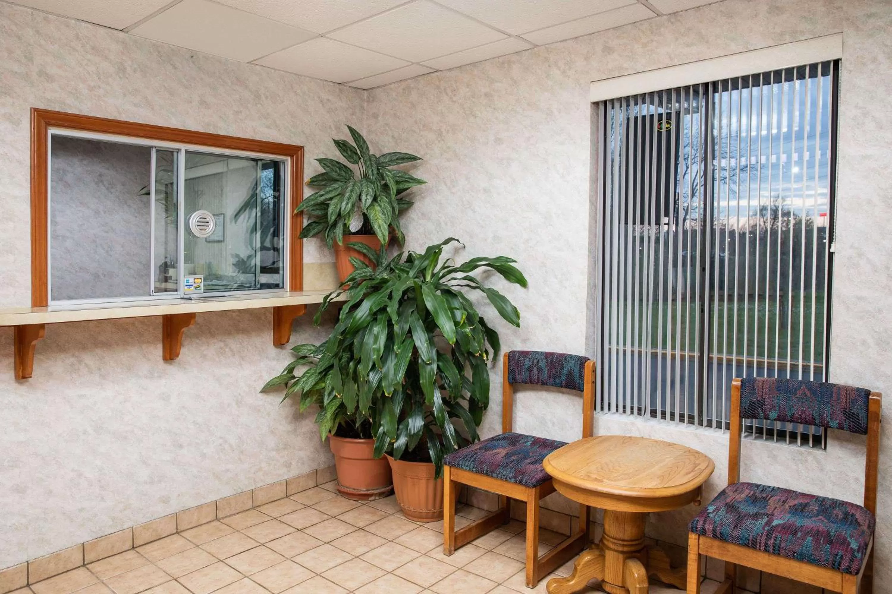 Lobby or reception in Super 8 by Wyndham Burlington NC