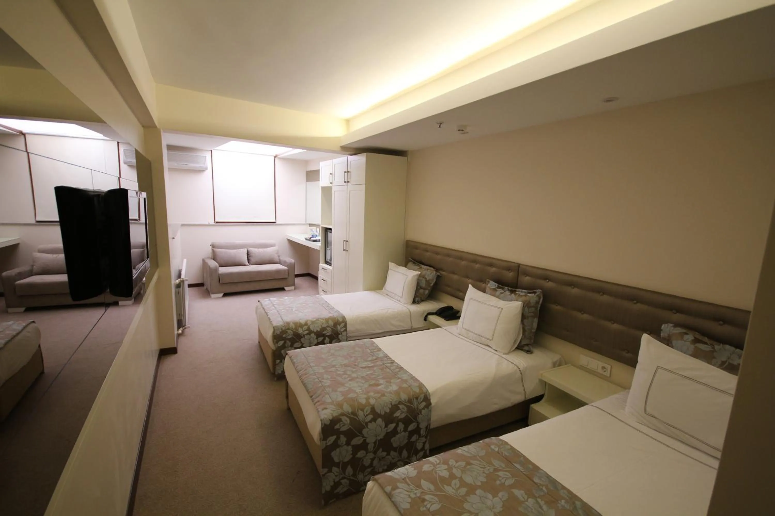 Photo of the whole room, Bed in Grand Washington Hotel