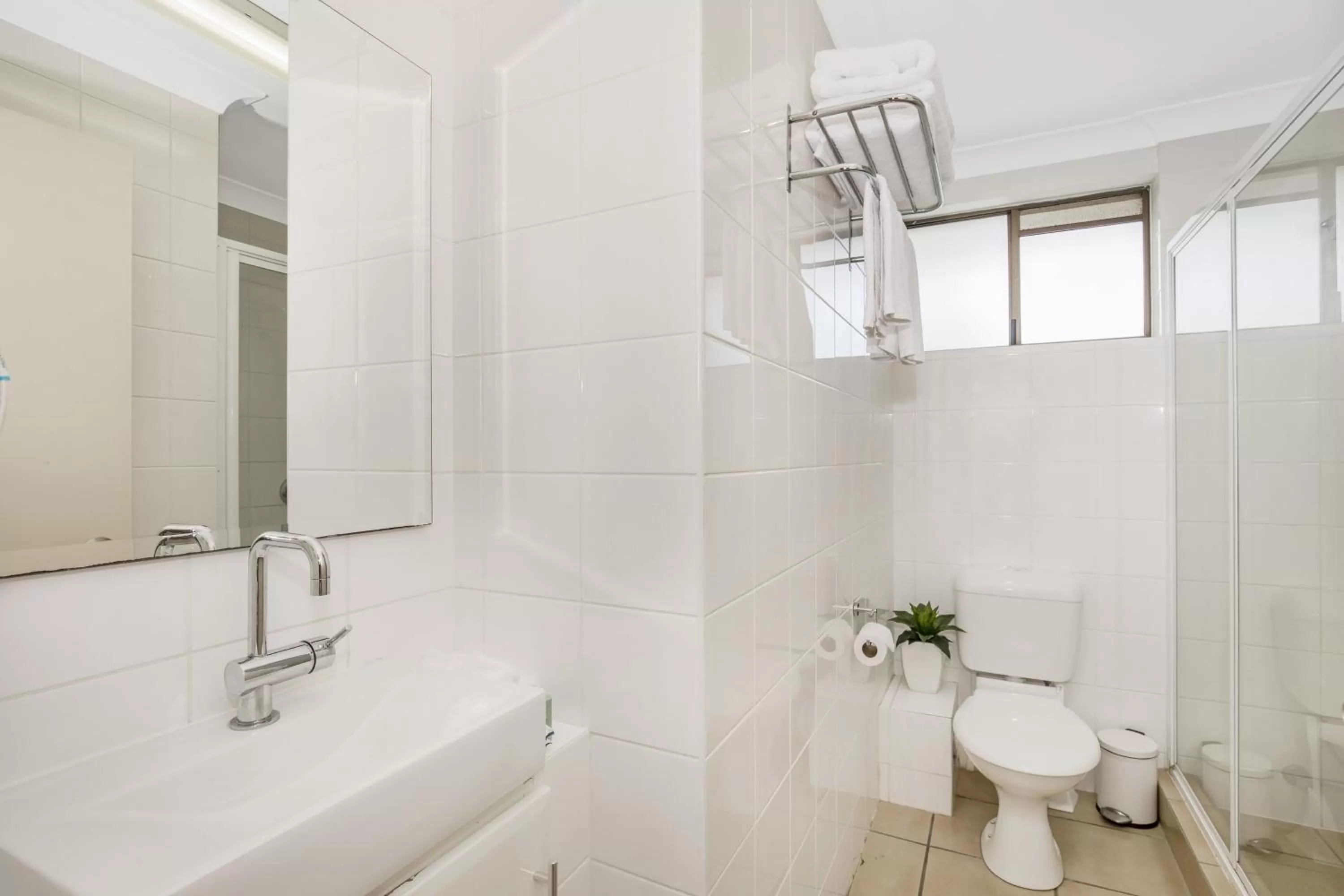 Bathroom in Best Western Airport 85 Motel