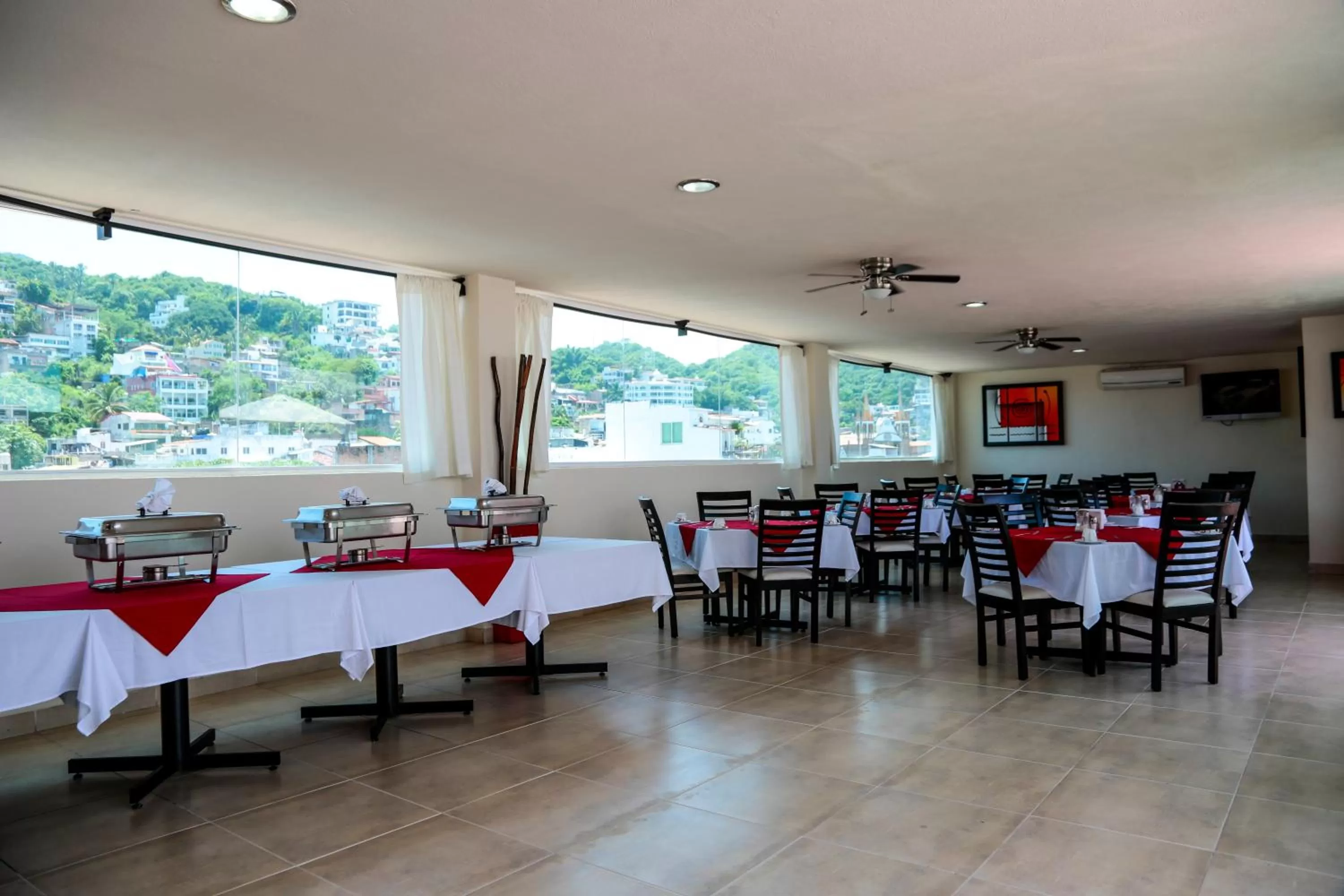 Restaurant/places to eat in Hotel Portonovo Plaza Malecon
