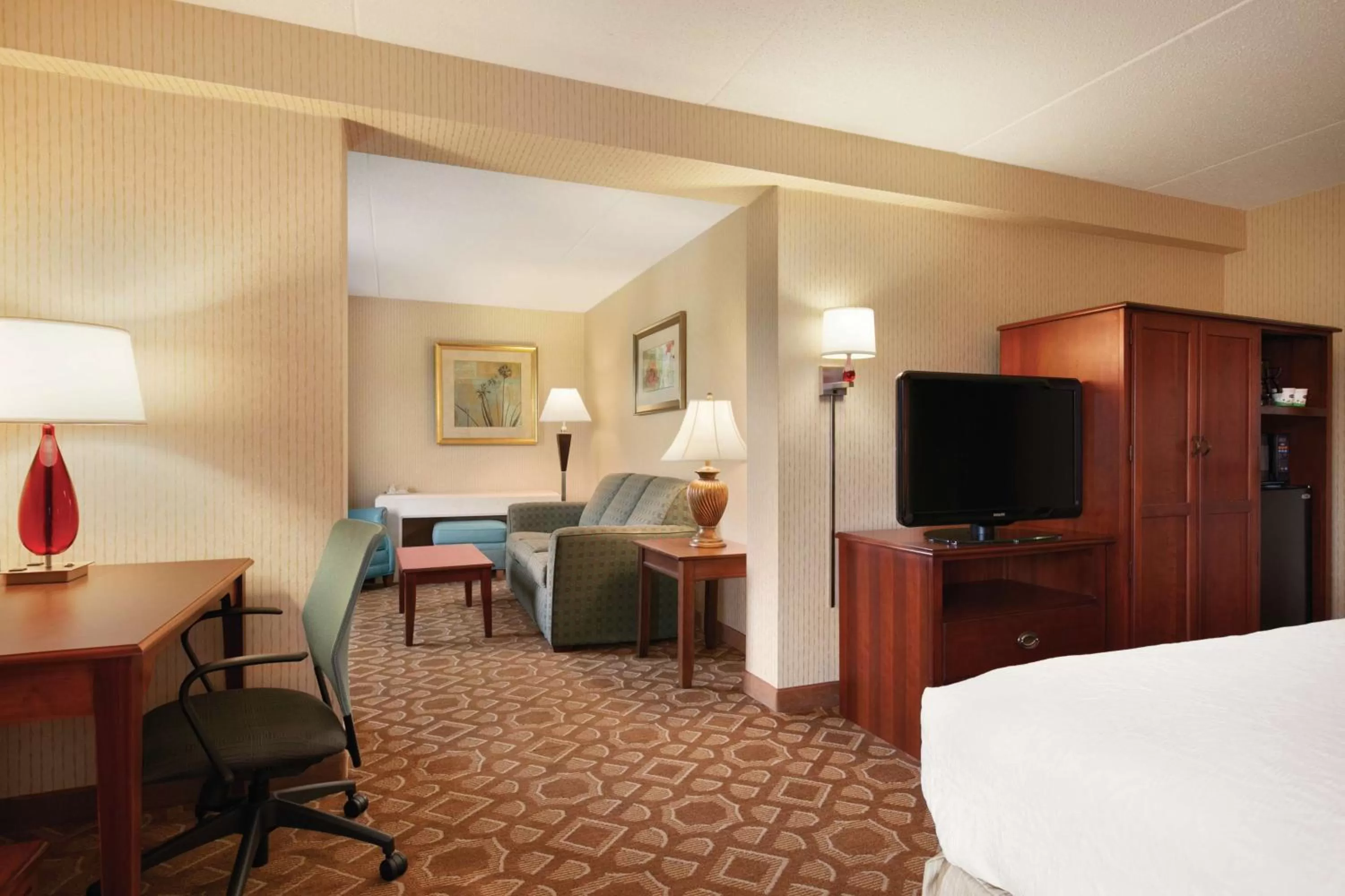 Living room, Bed in Hampton Inn - York