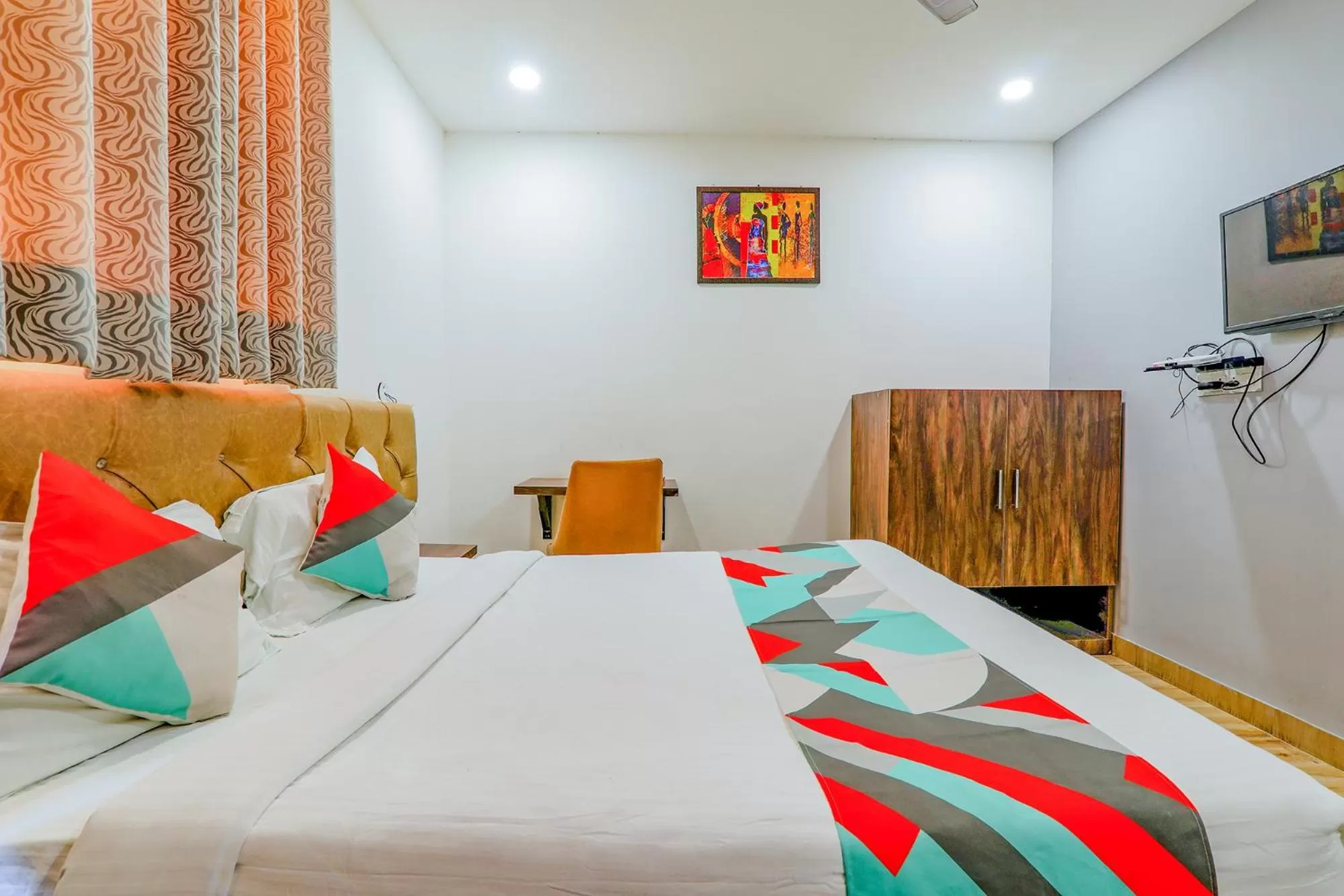 TV and multimedia in FabExpress The Mall Inn