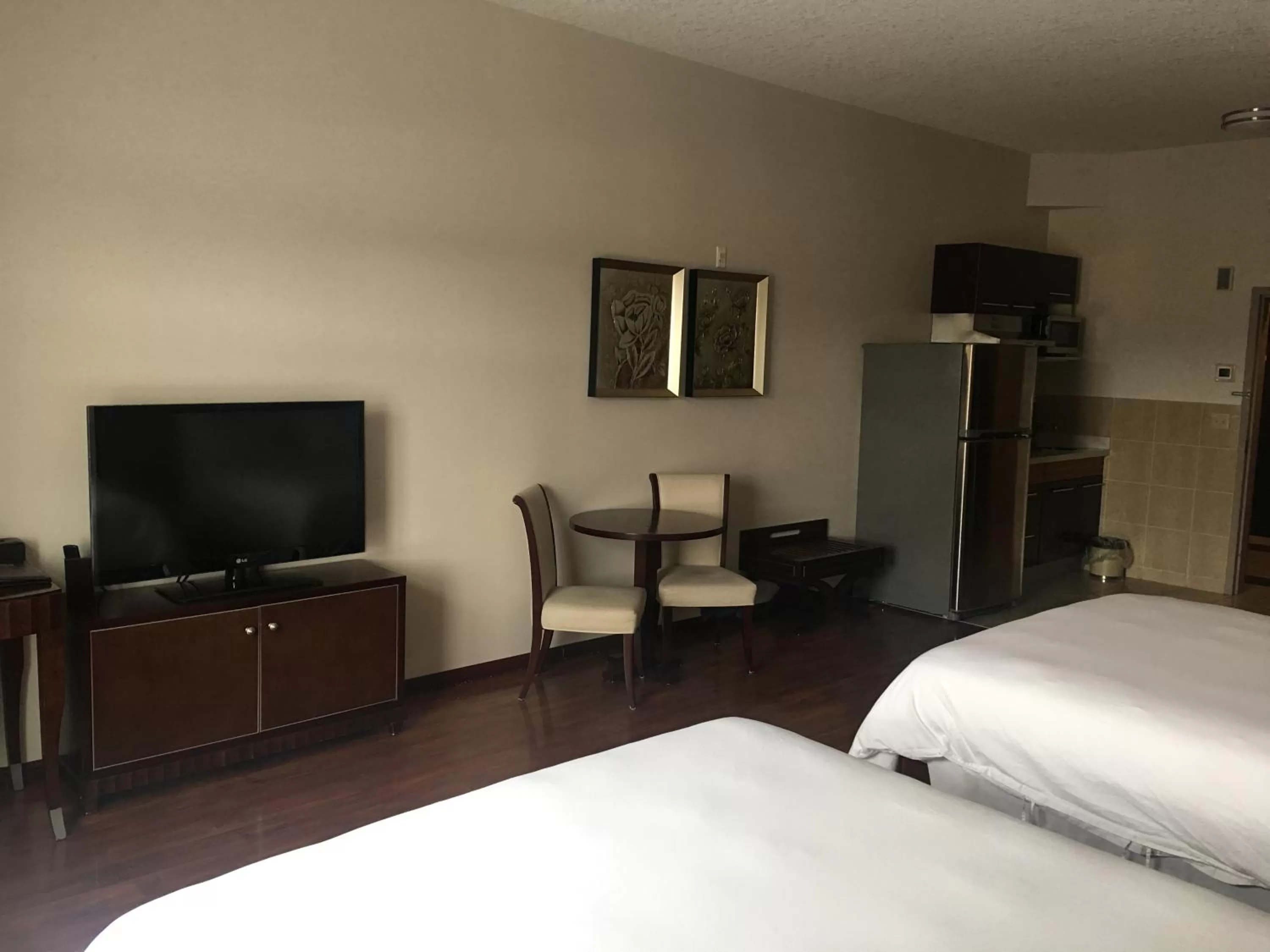 TV and multimedia, Bed in Days Inn & Suites by Wyndham Fort Saskatchewan