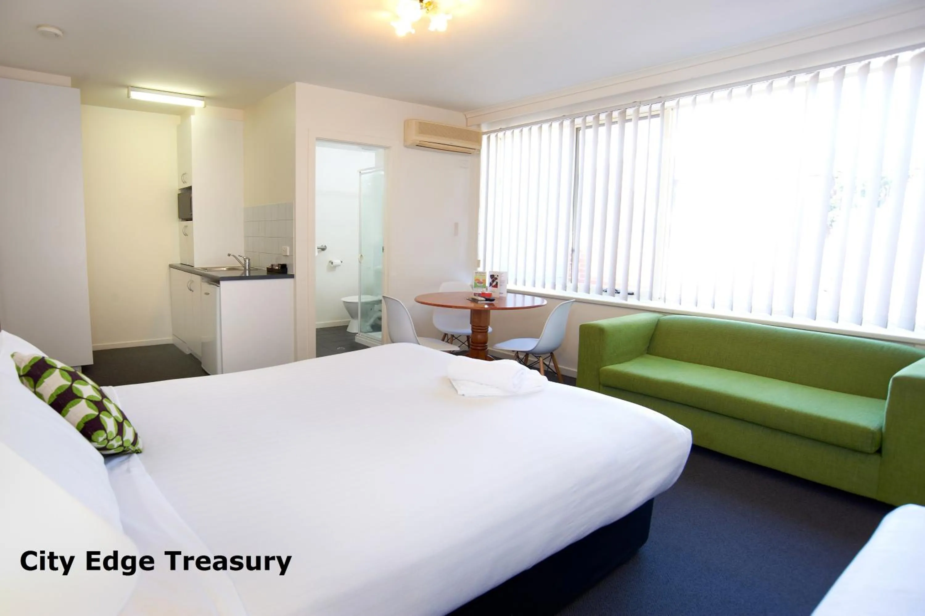 Kitchen or kitchenette, Bed in City Edge East Melbourne Apartment Hotel