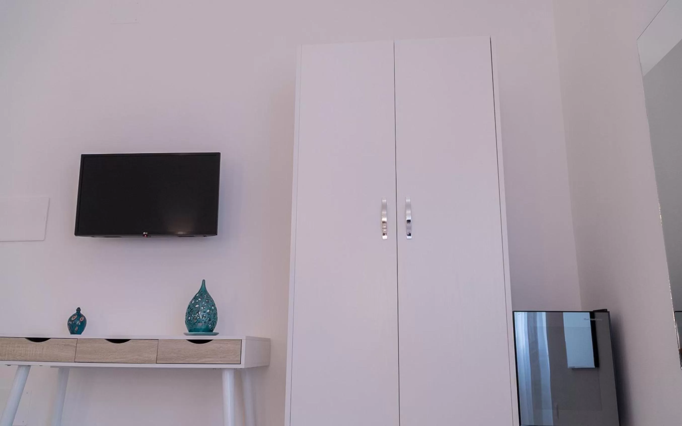 TV/Entertainment Center in Mareterè