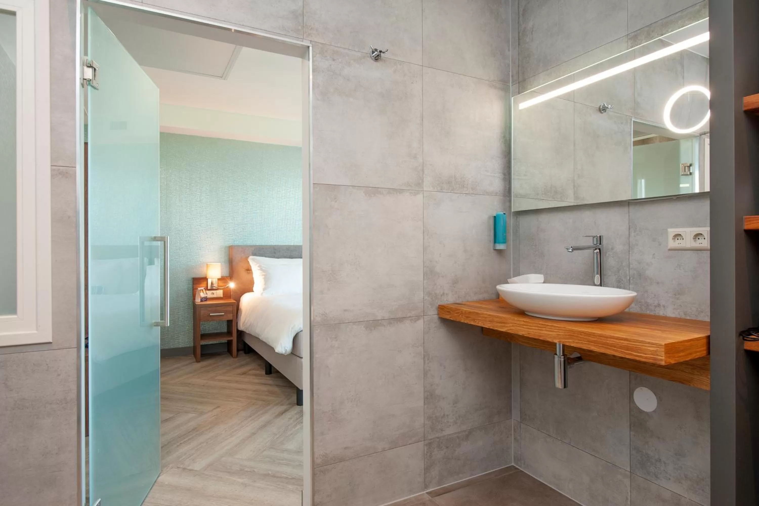 Bathroom, Bed in City Hotel Haarhuis, World Hotels Crafted Collection