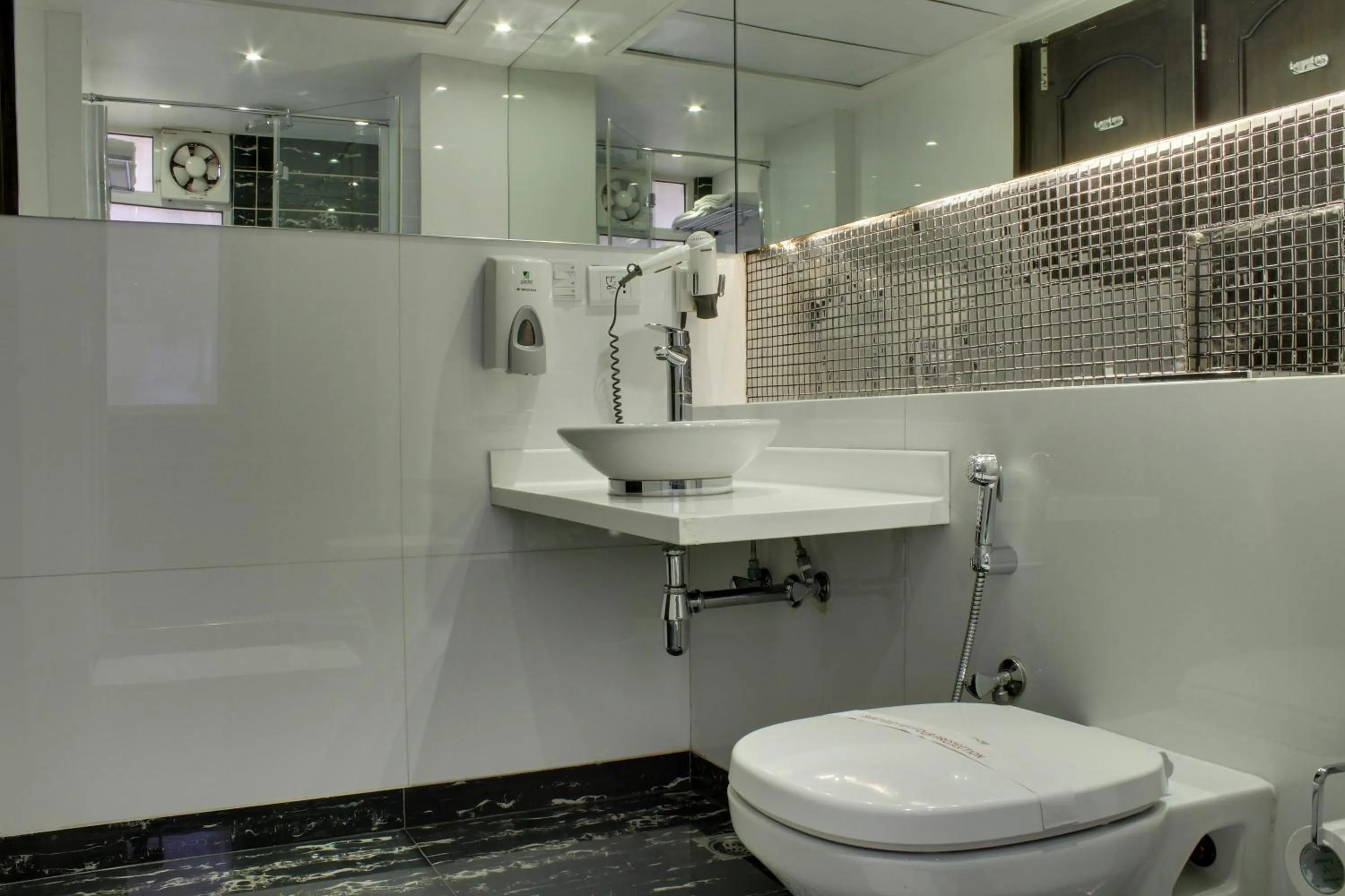 Toilet in Hotel Grand Godwin - Near New Delhi Railway Station - Paharganj