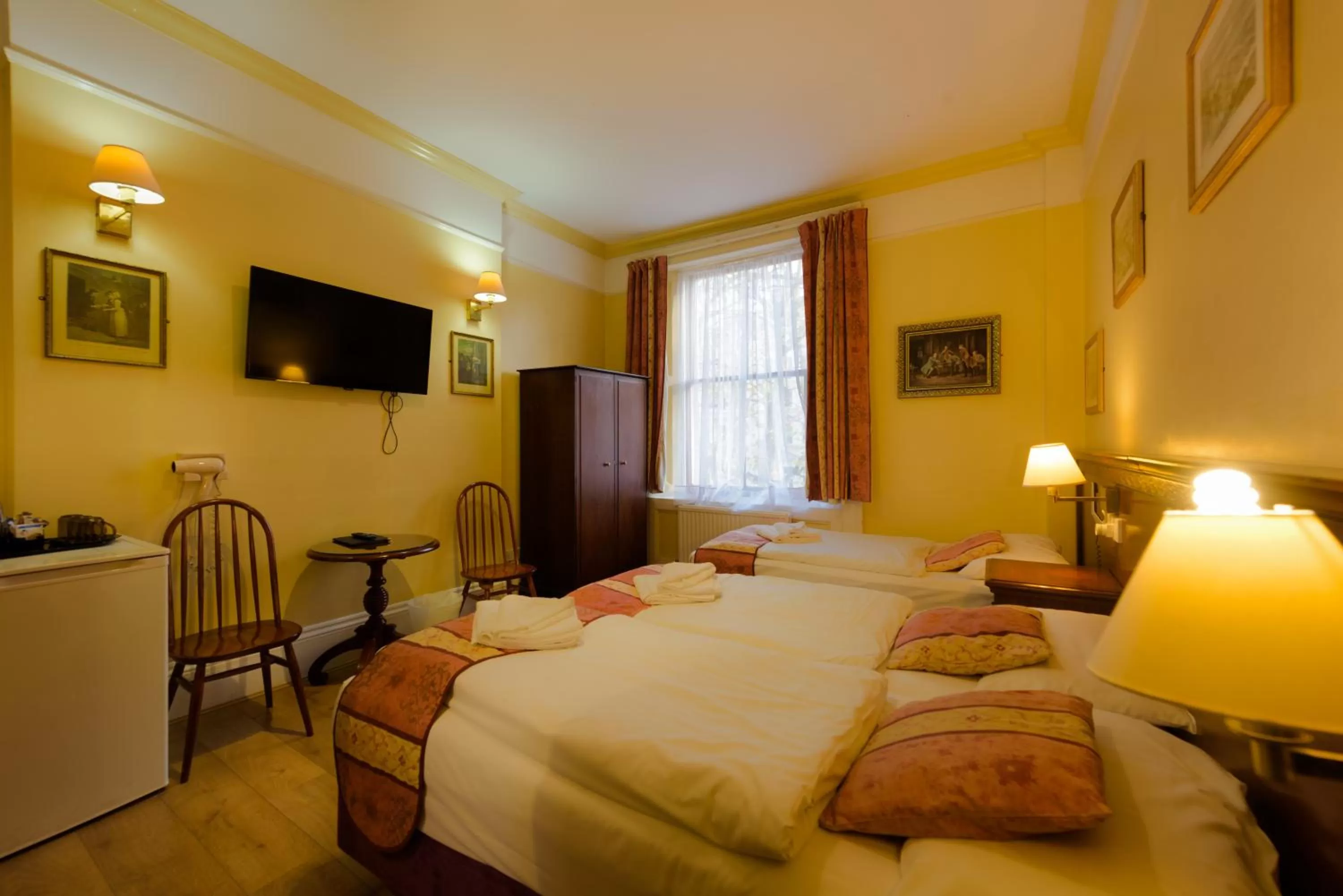 Bedroom, Bed in Dolphin Hotel