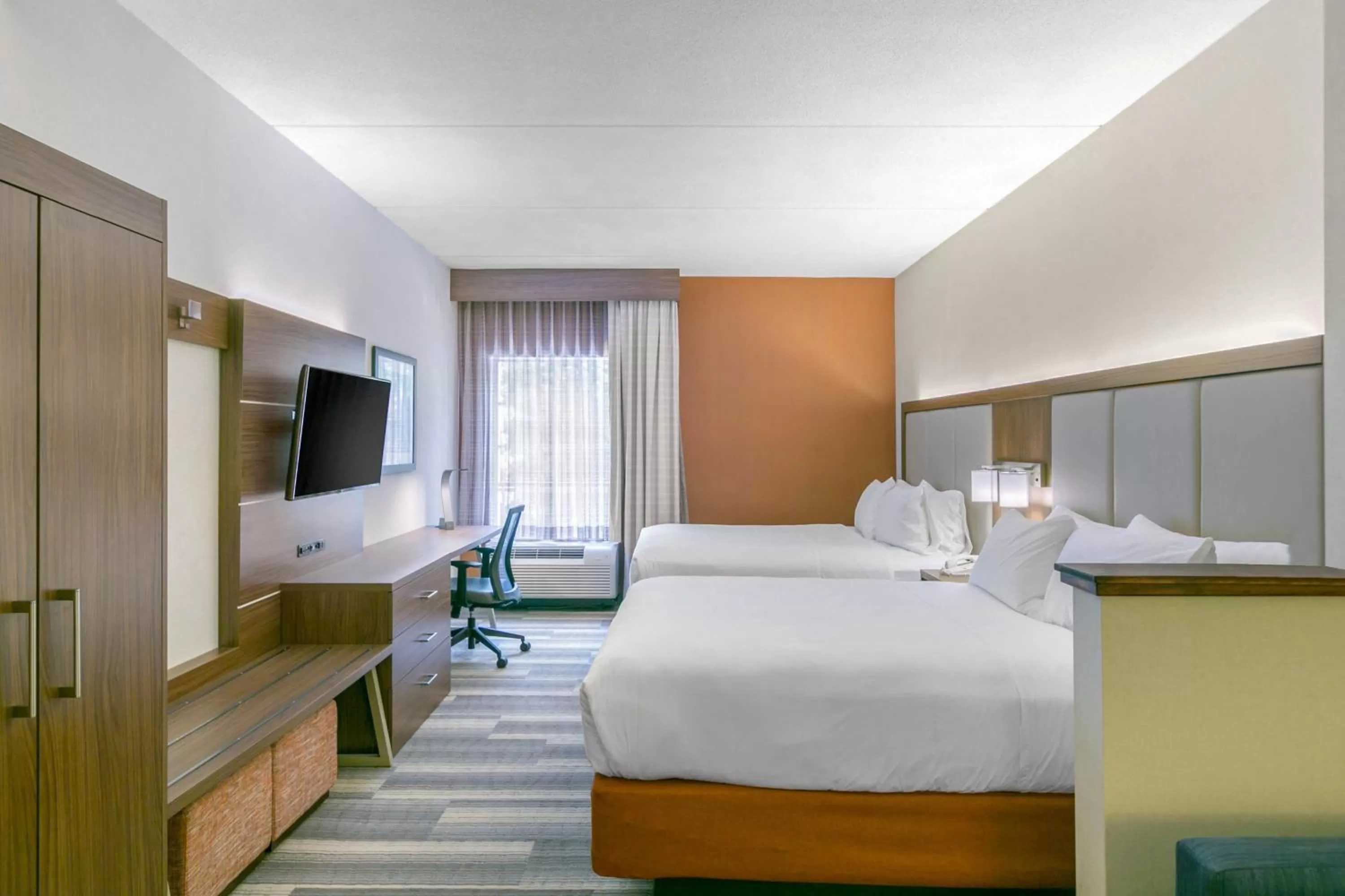 Photo of the whole room, Bed in Holiday Inn Express Mount Arlington by IHG