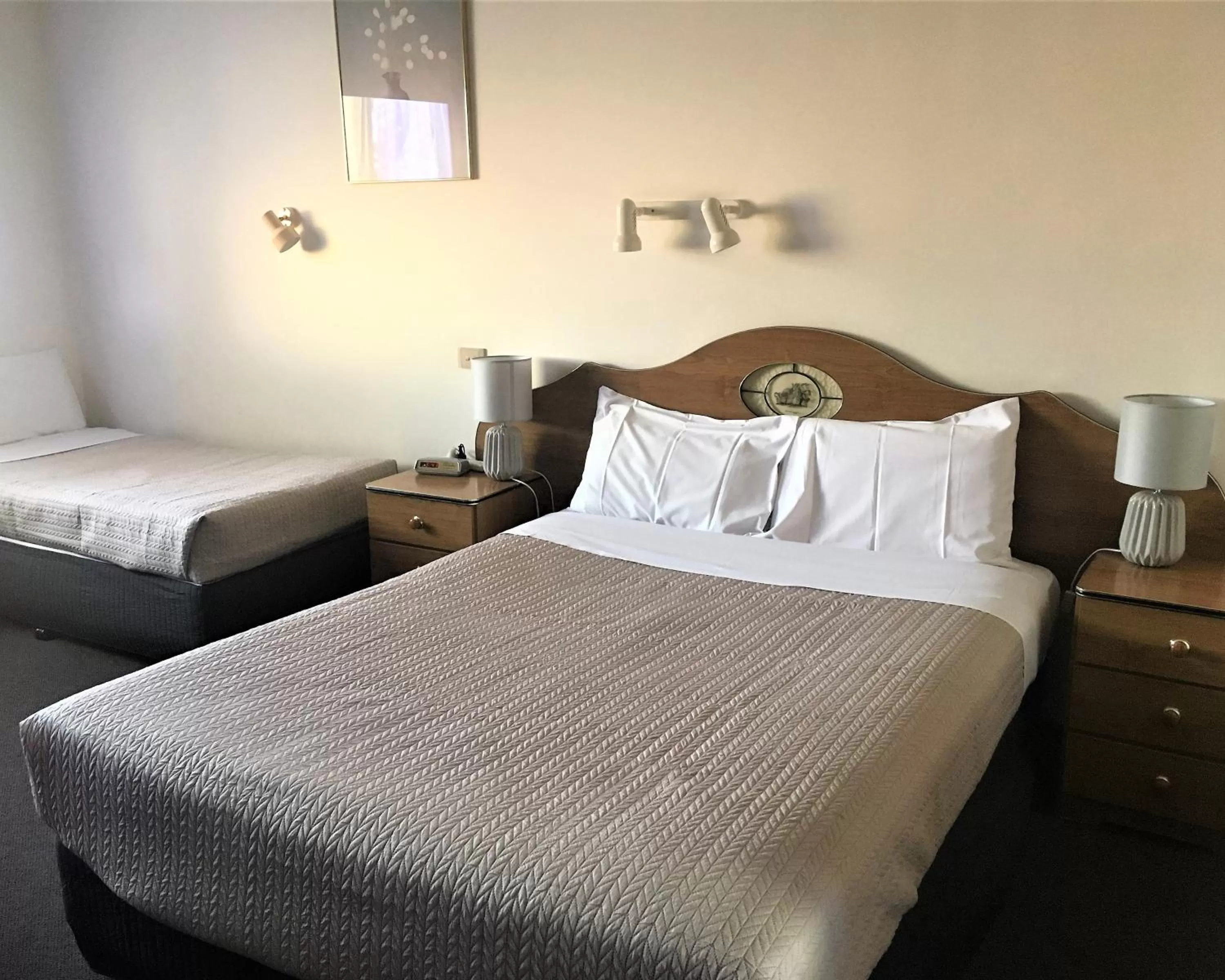 Bed in SHEPPARTON MOTOR INN Tudor House Motel