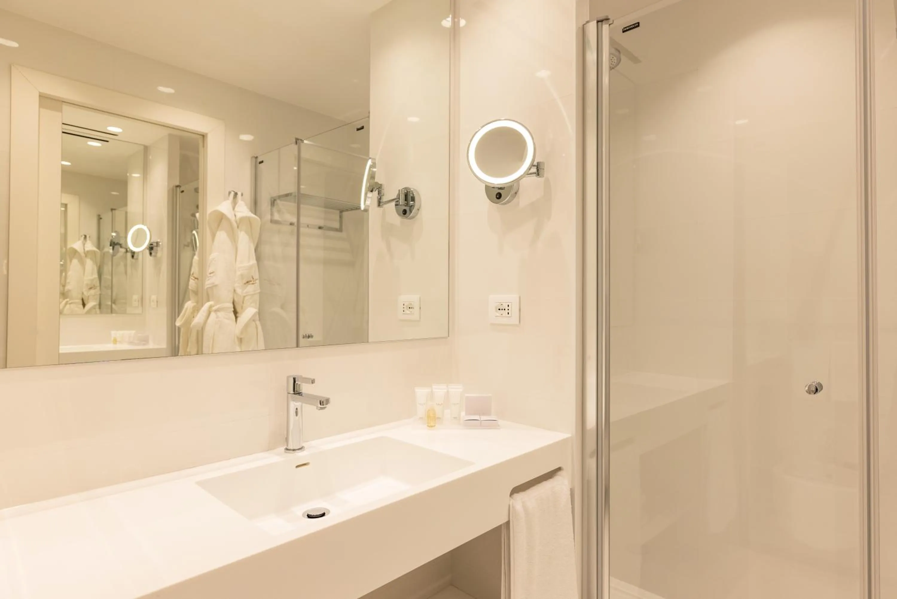 Shower in Hotel Morfeo