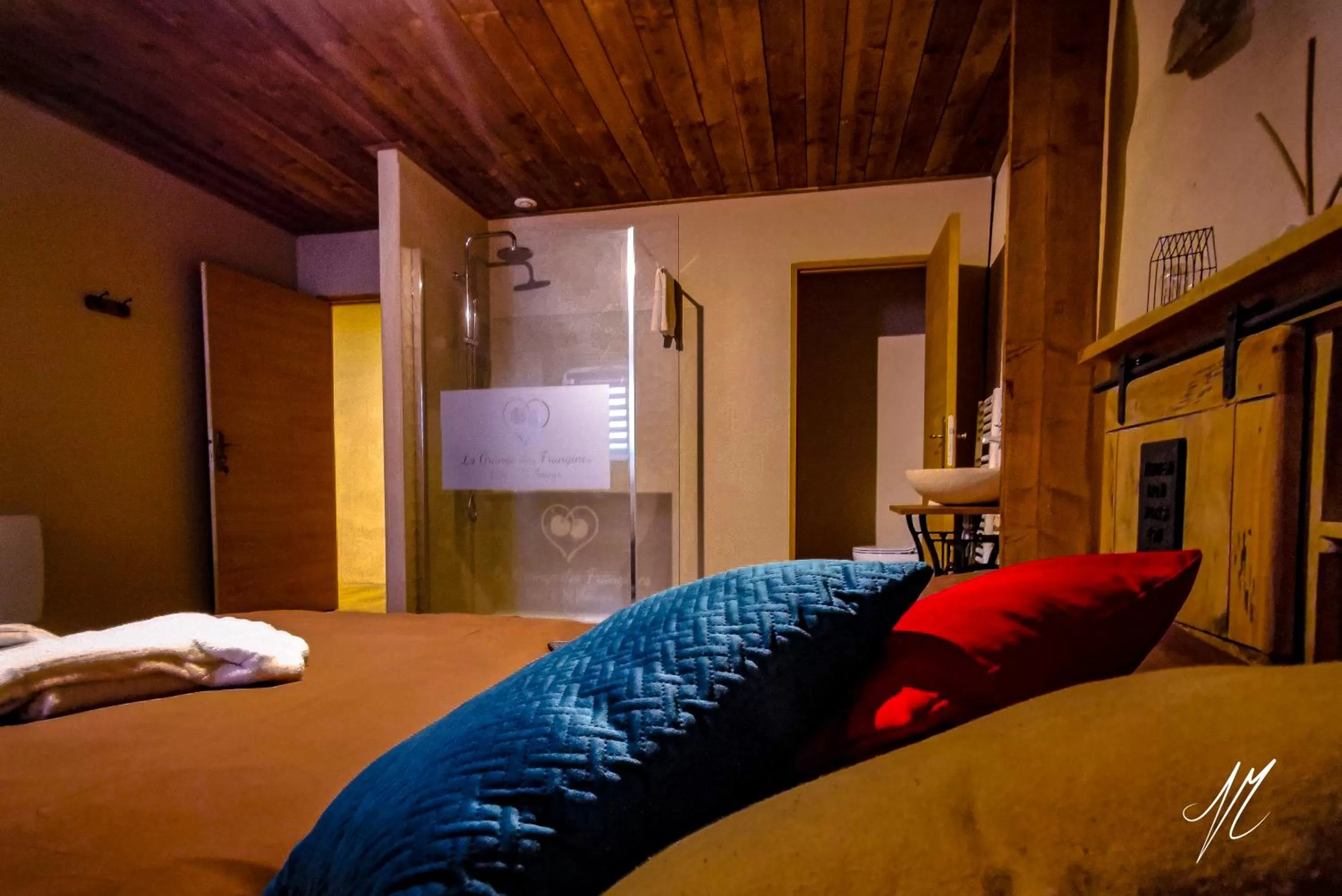 Photo of the whole room, Bed in LA GRANGE DES FRANGINES