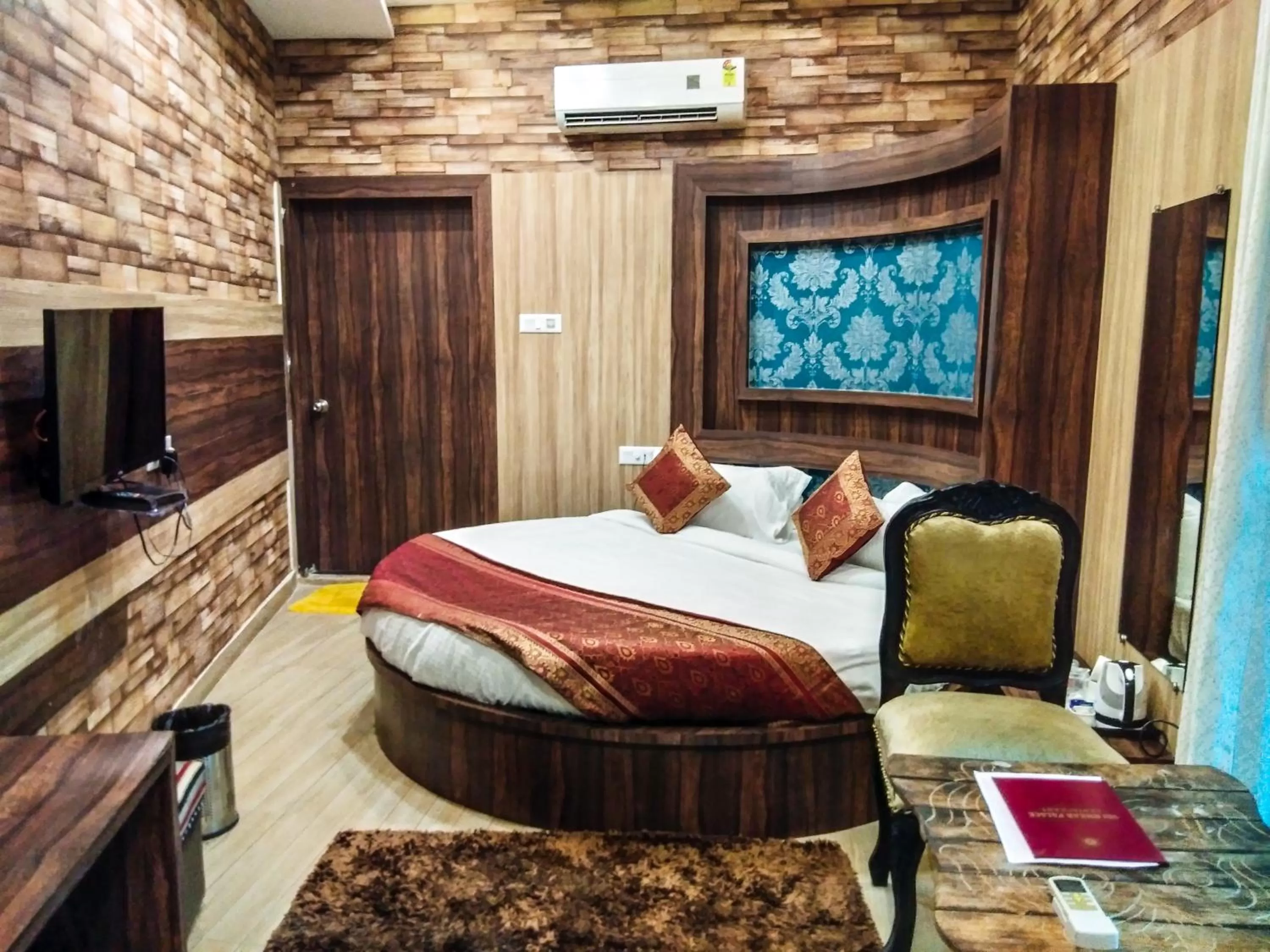 Coffee/tea facilities, Bed in Dwivedi Hotels Sri Omkar Palace