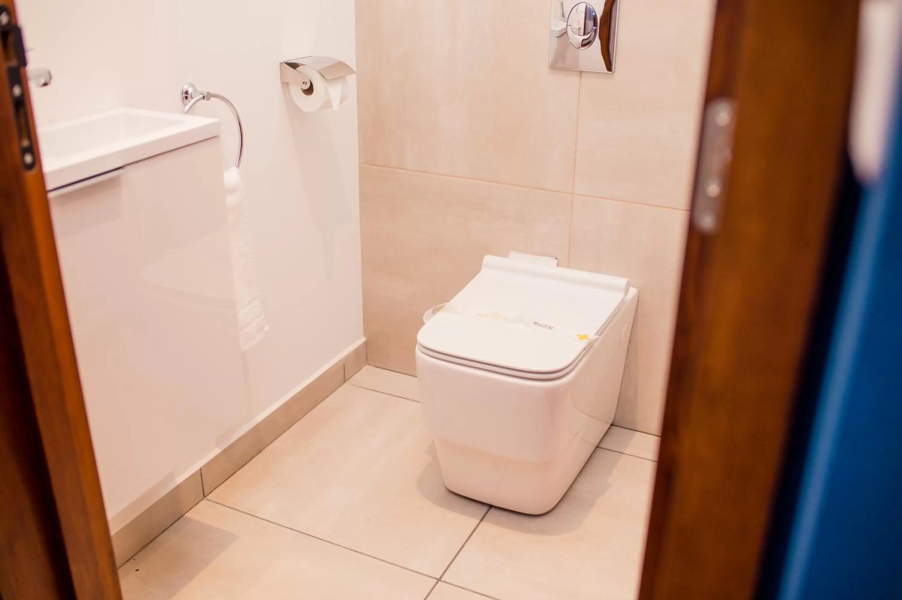 Toilet, Bathroom in La Varangue