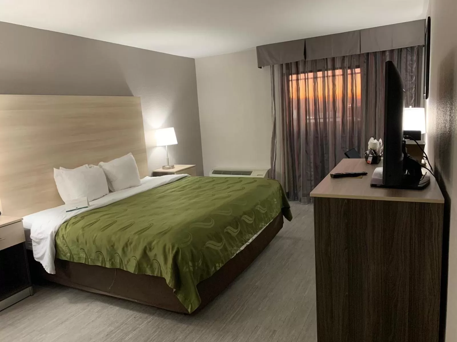 Bed in Quality Inn Airport East