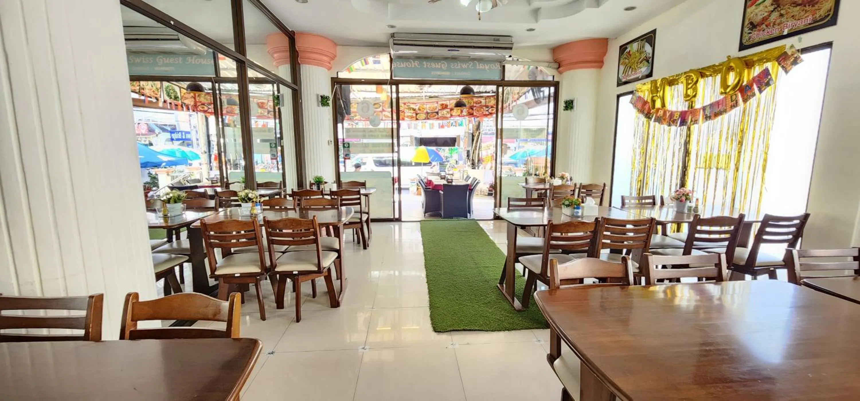 Restaurant/places to eat in Royal Sweet Hotel