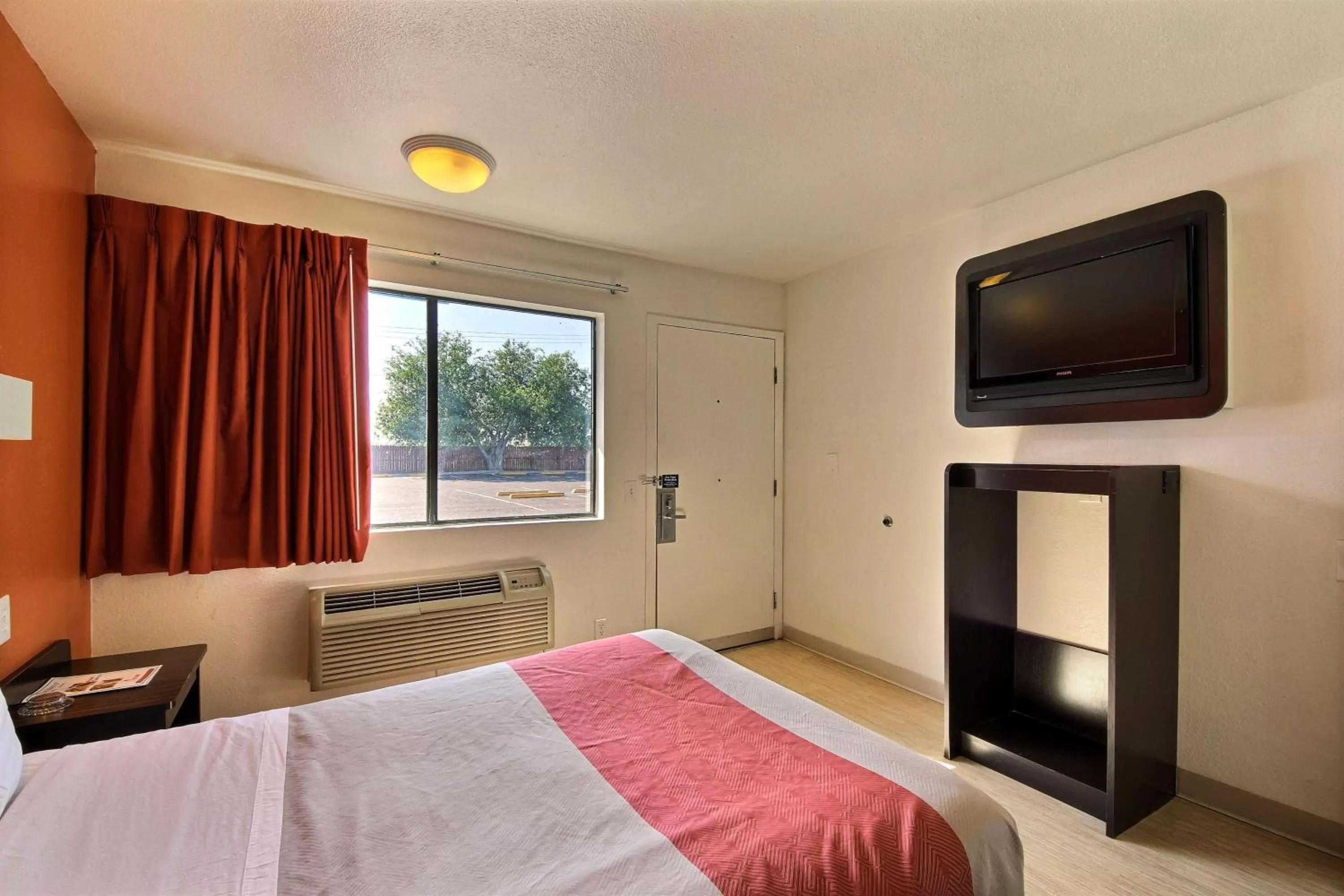 TV and multimedia, Bed in Motel 6-Laredo, TX - South