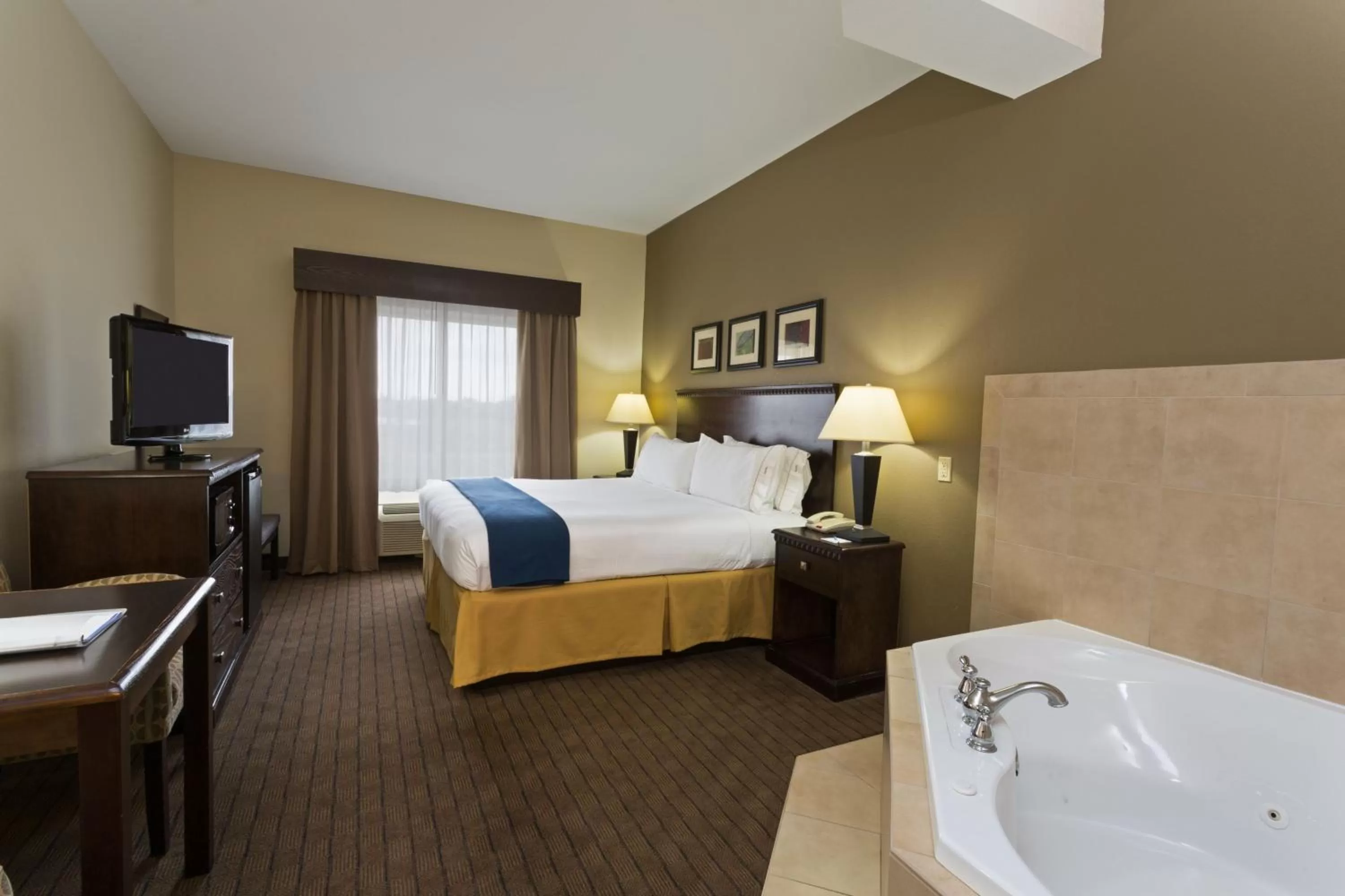 Photo of the whole room, Bed in Holiday Inn Express & Suites Moultrie by IHG
