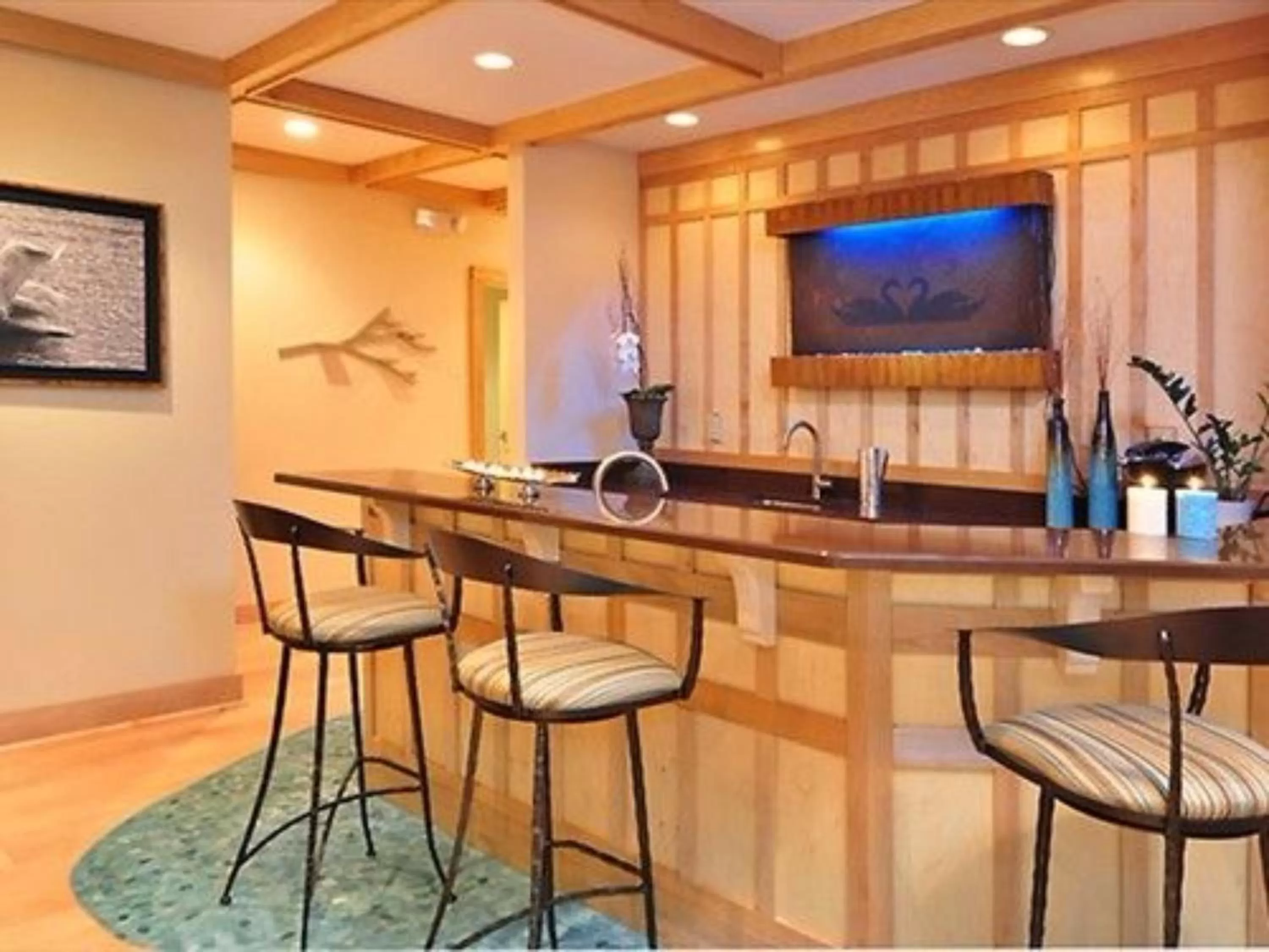 Lounge or bar in Bob Timberlake Inn at Chetola Resort