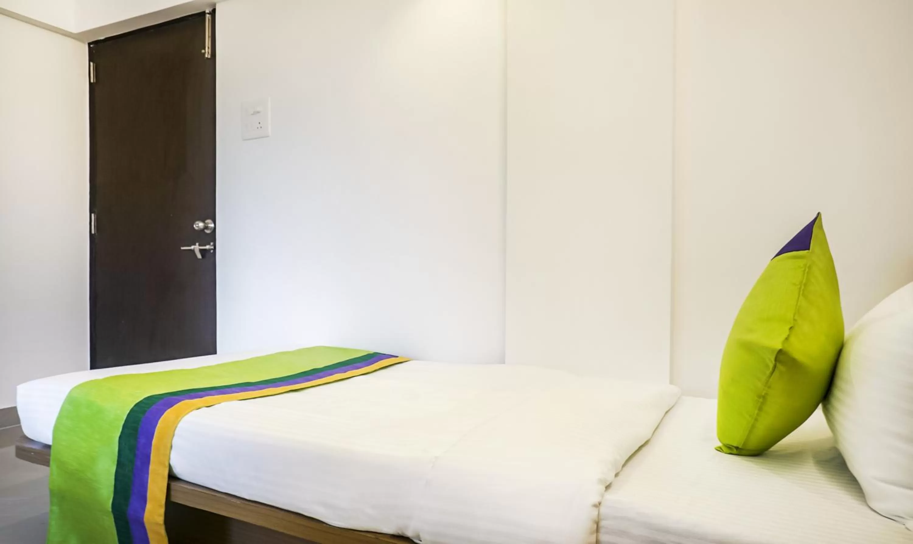 Bed in Treebo Luxe Suite, Shivaji Nagar