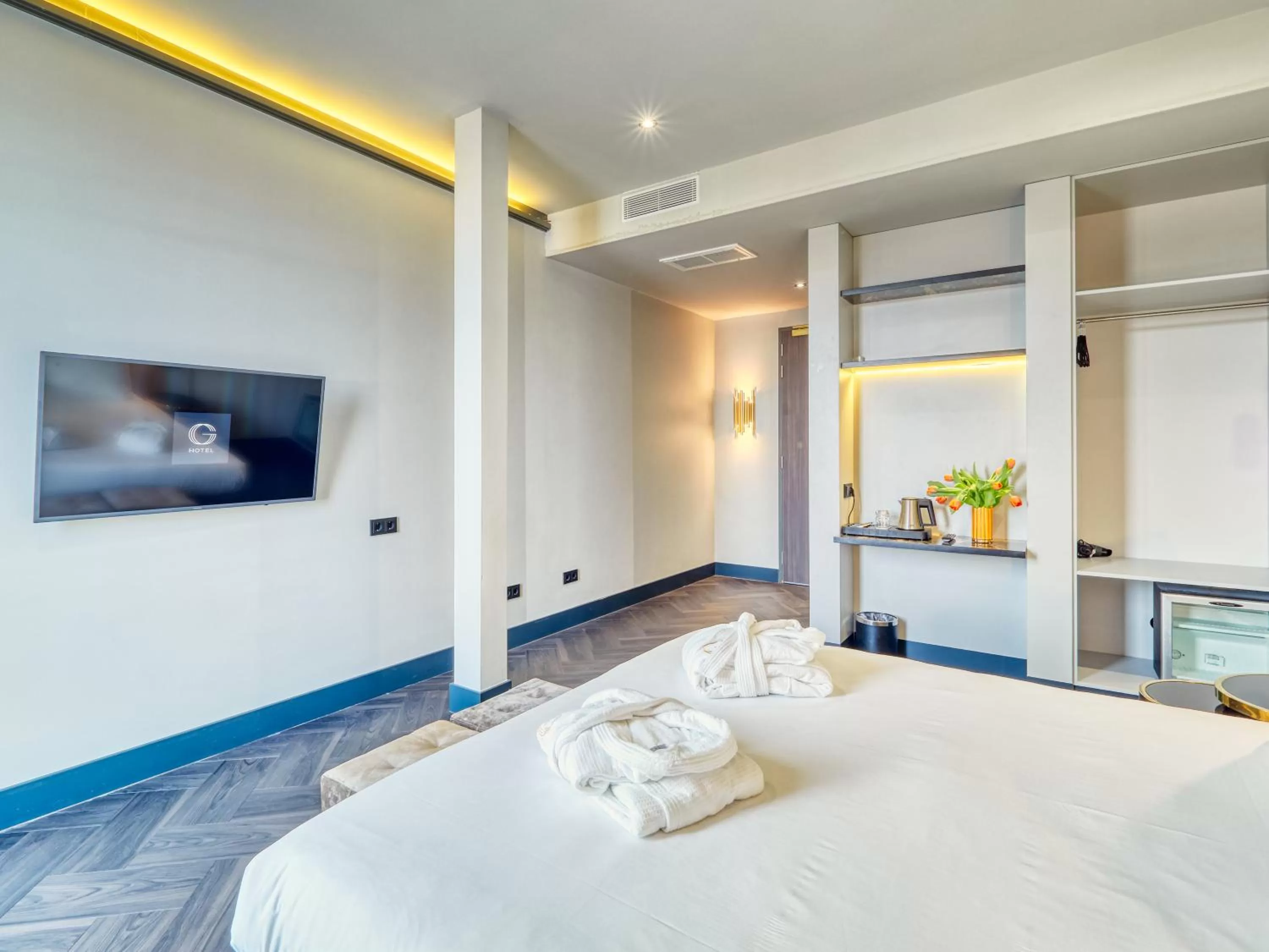 Photo of the whole room, Bed in Triple G Hotels