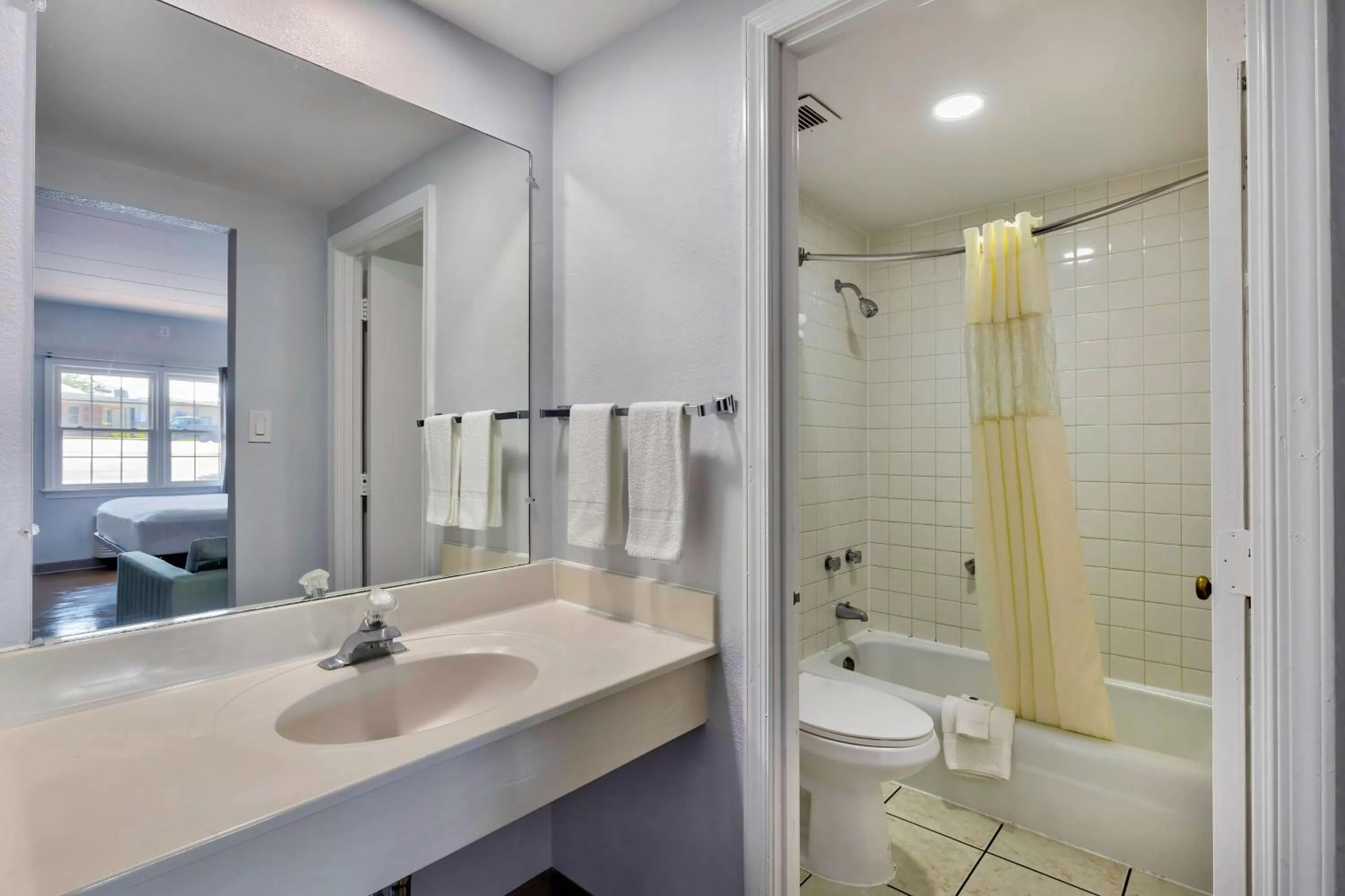 Bathroom in Motel 6-Falls Church, VA - Arlington Boulevard
