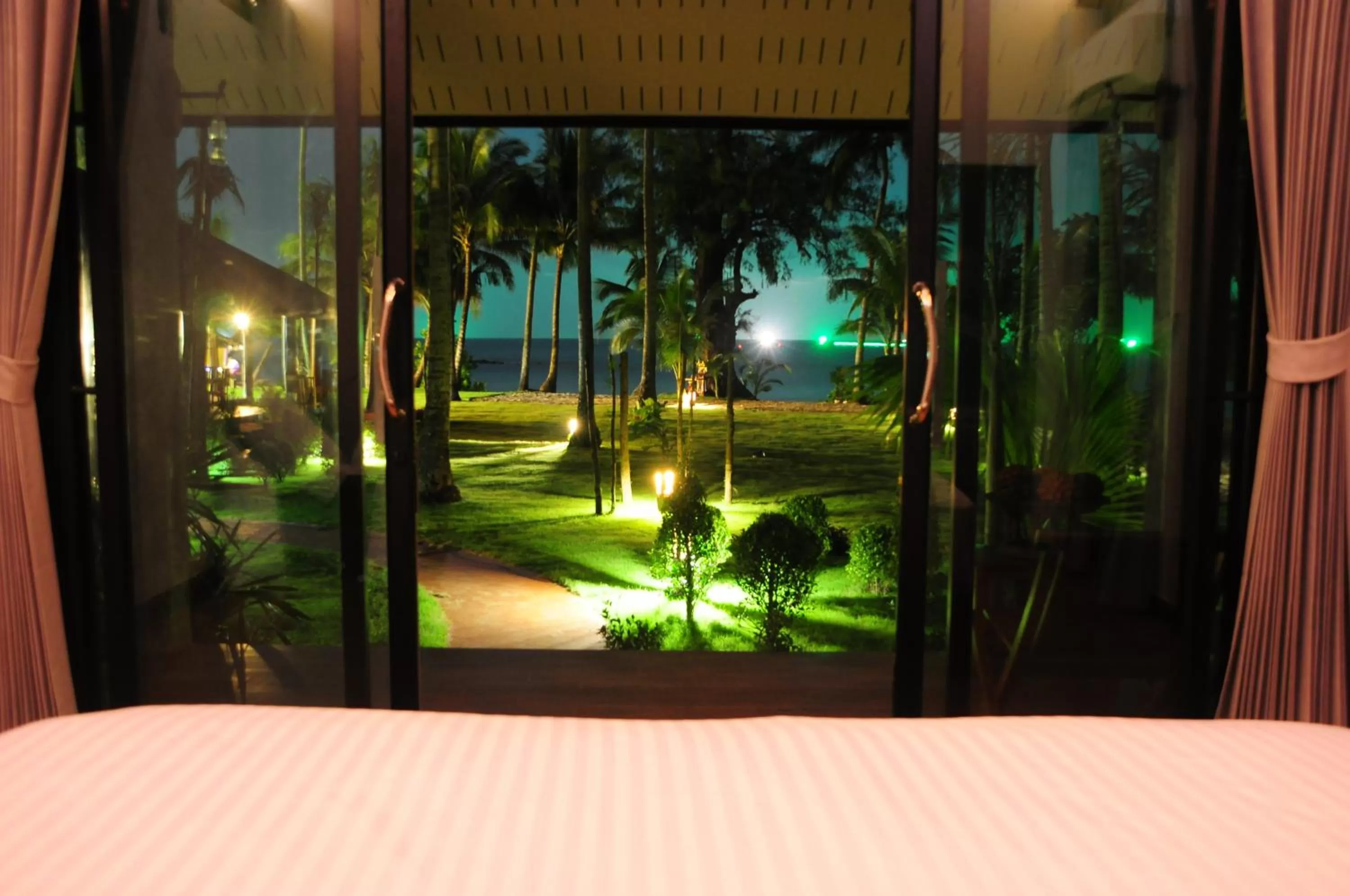 Sea view, Bed in Medee Resort