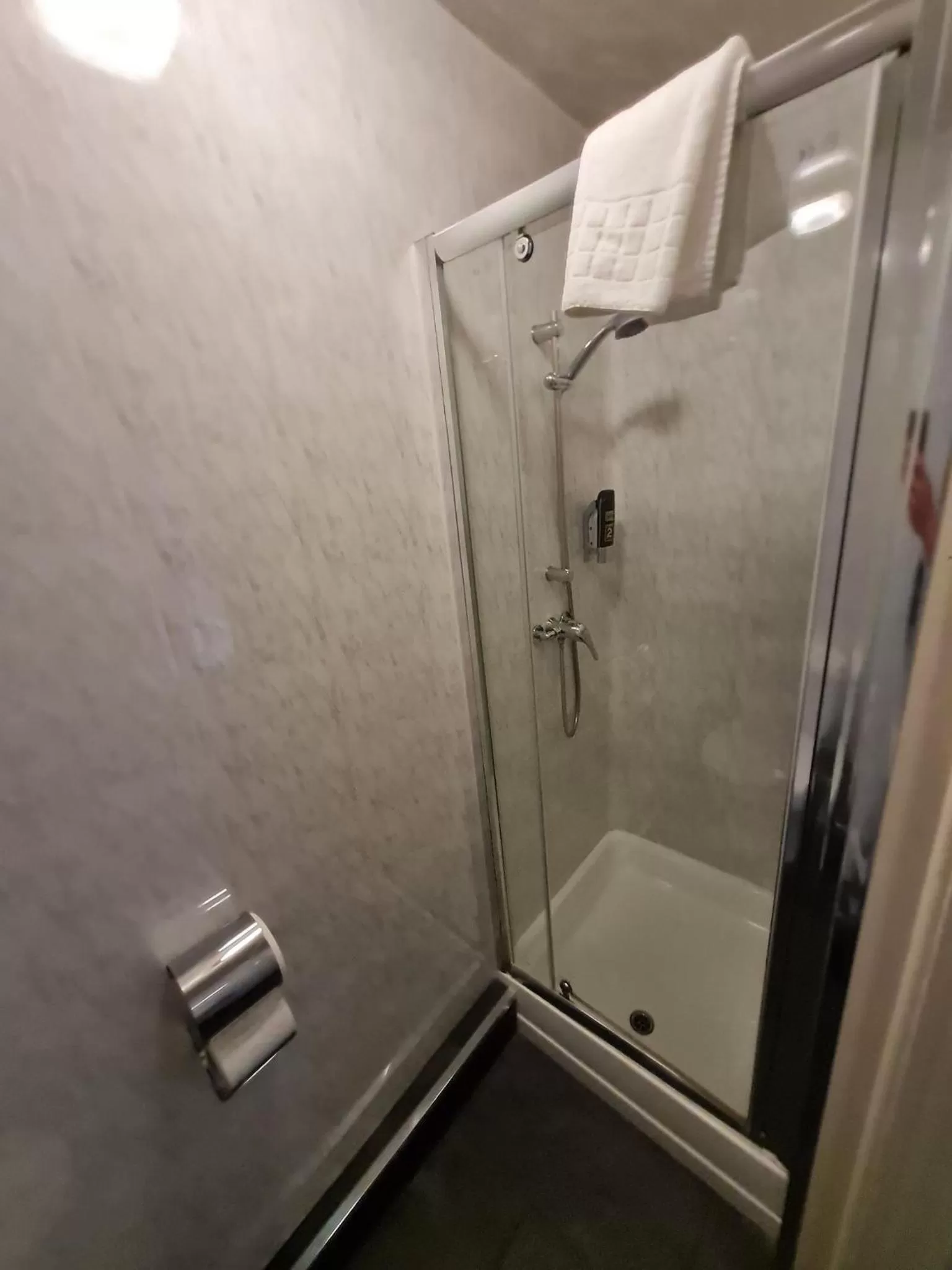 Bathroom in Queens Plaza Hotel