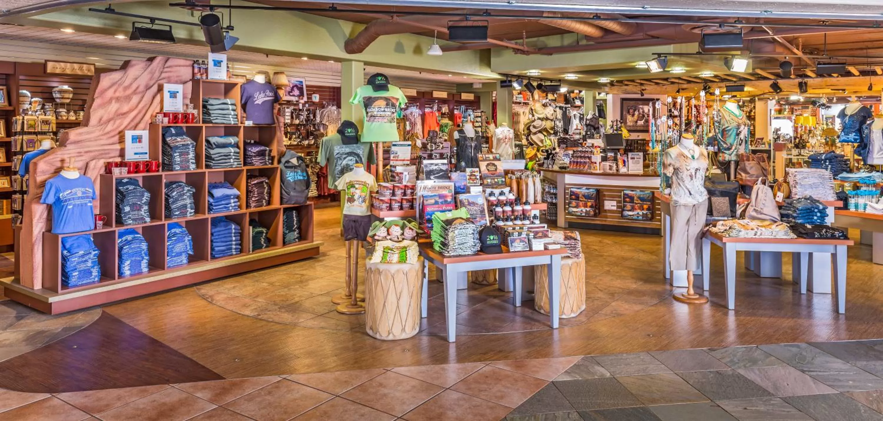 On-site shops in Lake Powell Resort
