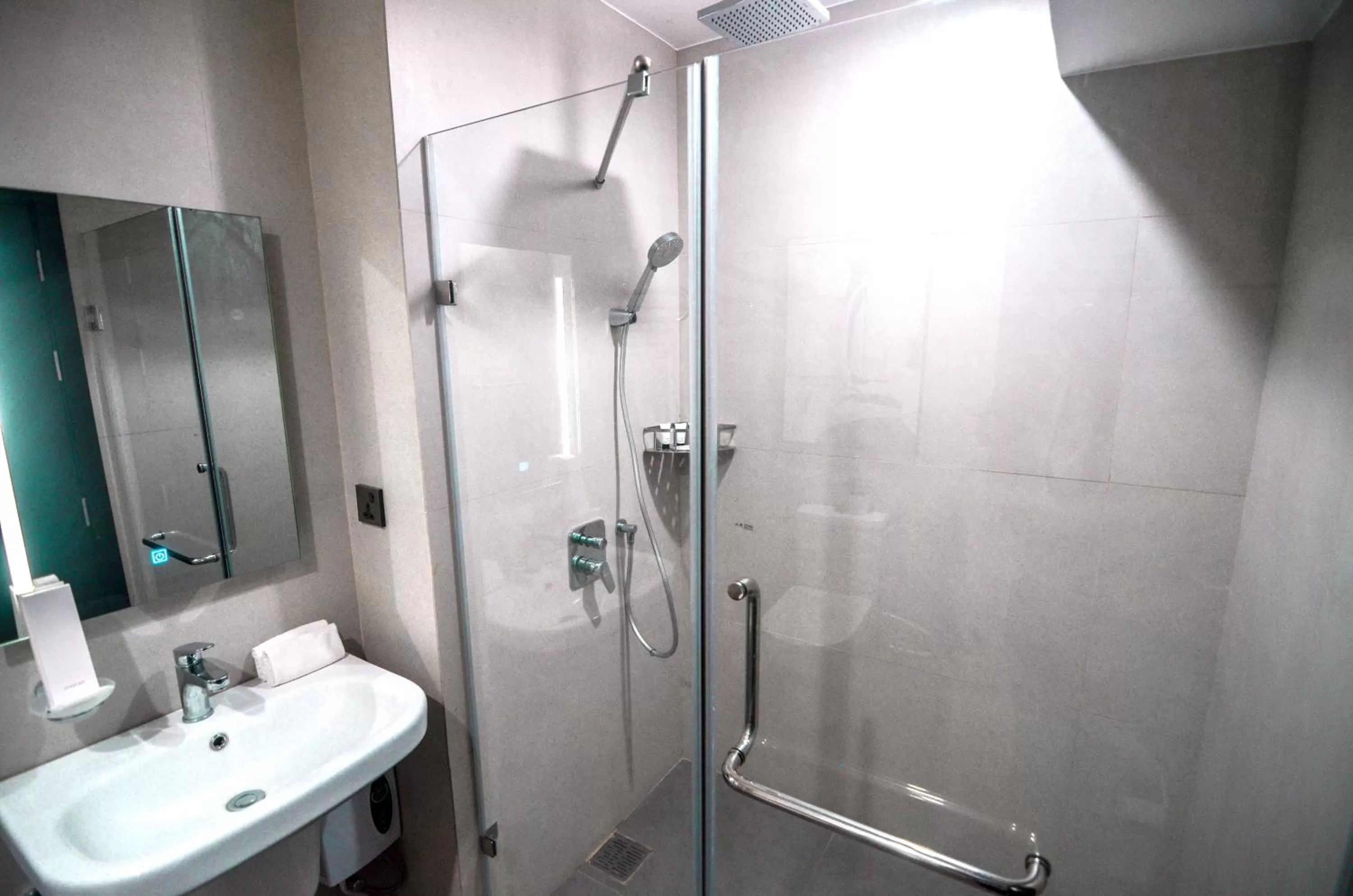 Shower in AEON SUITES Staycation